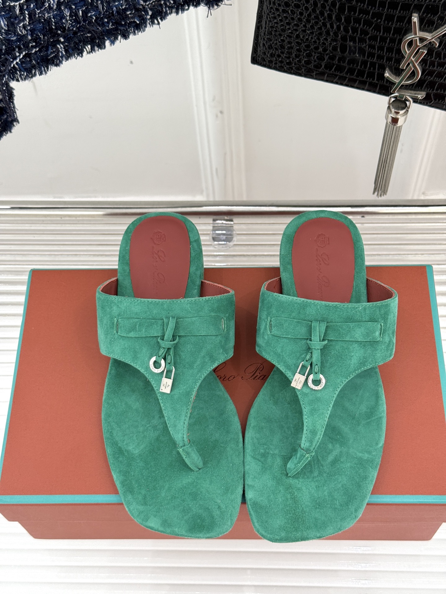 
Loro Piana/ LP  经典复古绝美
吊坠夹脚人字拖鞋
简约即时髦 松弛的高级感
感受夏日感高