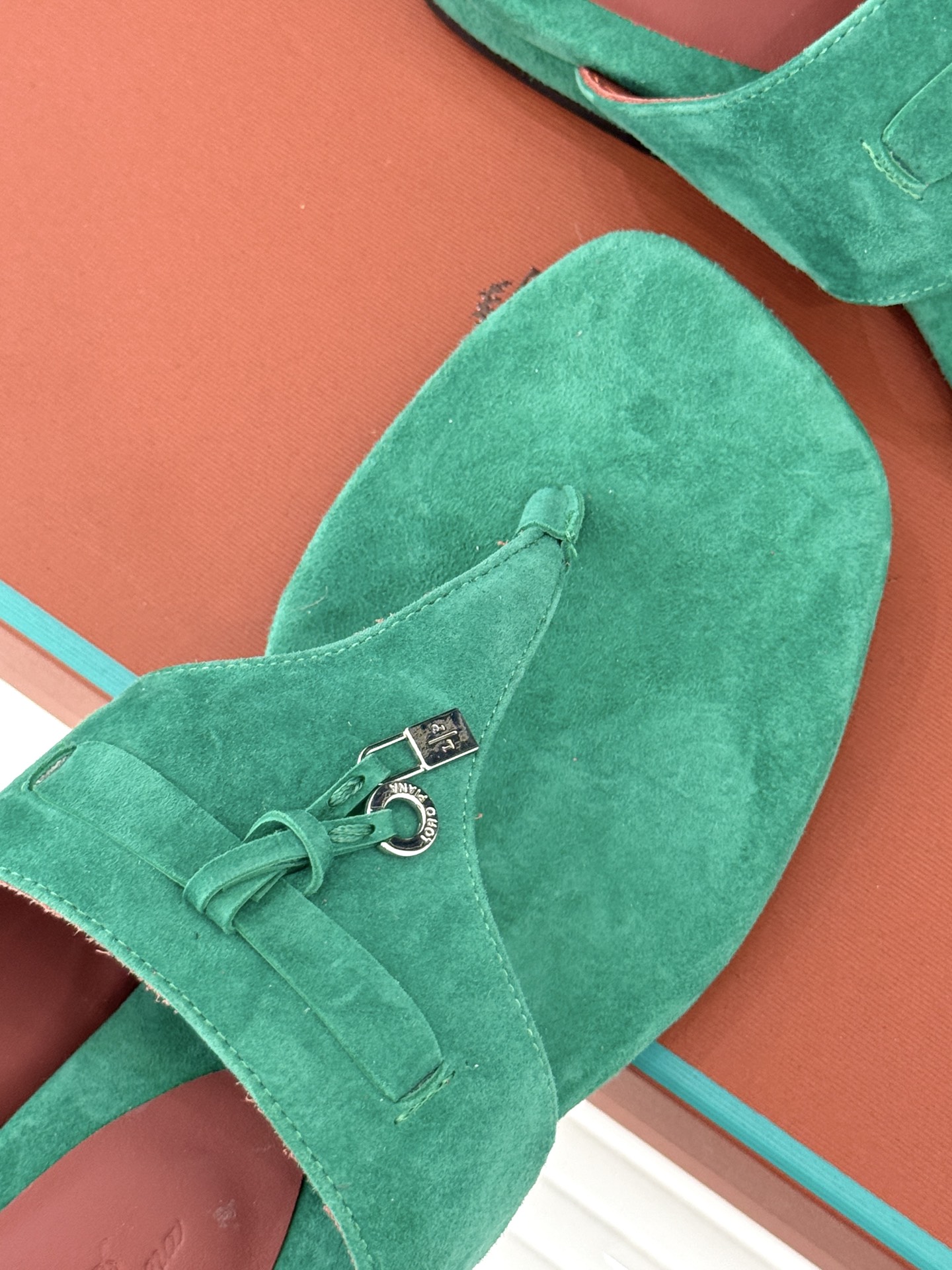 
Loro Piana/ LP  经典复古绝美
吊坠夹脚人字拖鞋
简约即时髦 松弛的高级感
感受夏日感高