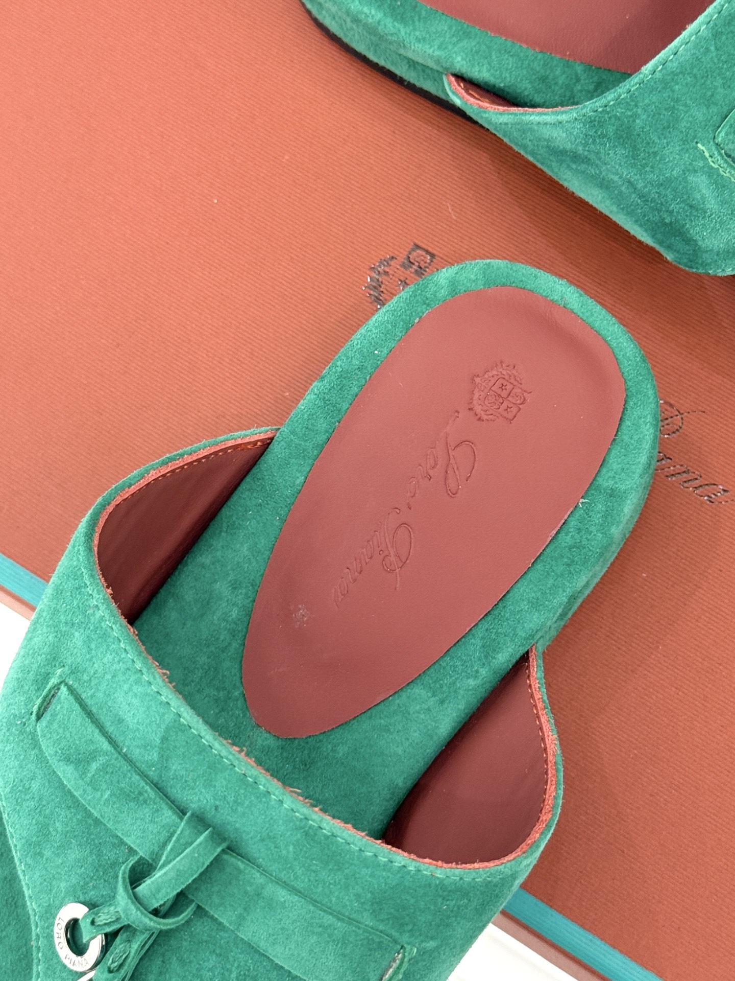 
Loro Piana/ LP  经典复古绝美
吊坠夹脚人字拖鞋
简约即时髦 松弛的高级感
感受夏日感高