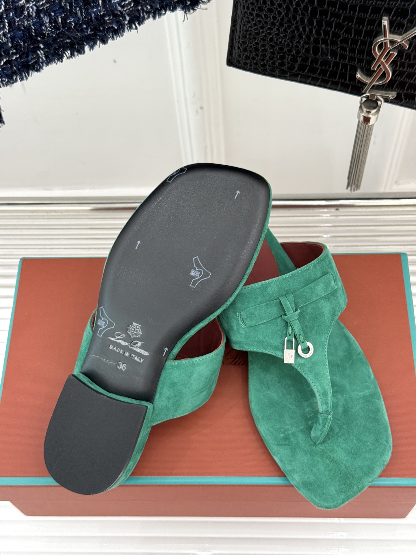 
Loro Piana/ LP  经典复古绝美
吊坠夹脚人字拖鞋
简约即时髦 松弛的高级感
感受夏日感高