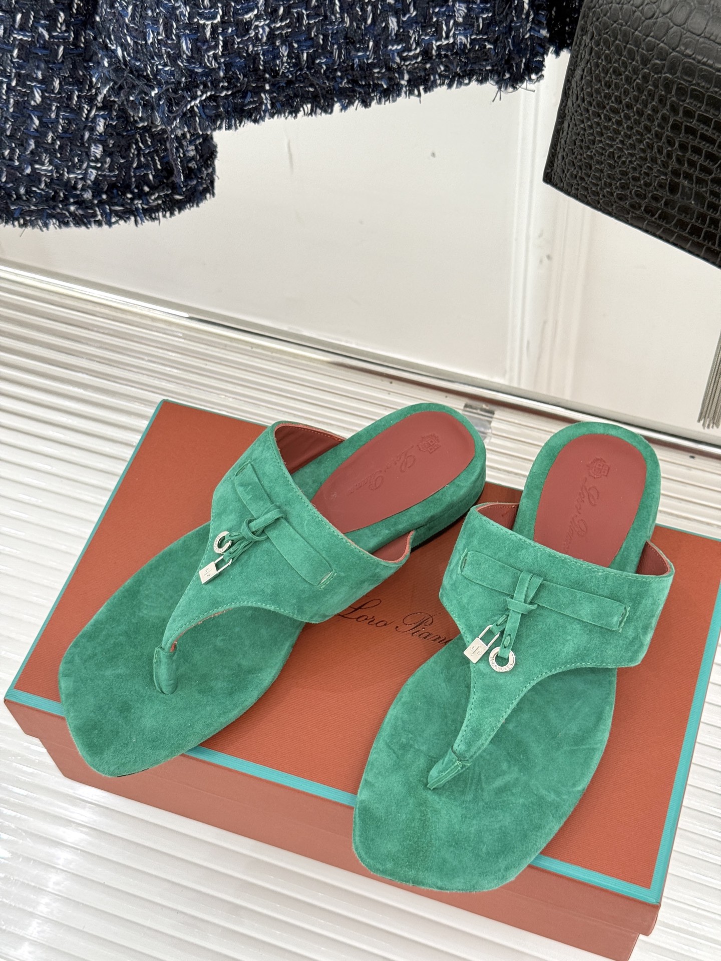 
Loro Piana/ LP  经典复古绝美
吊坠夹脚人字拖鞋
简约即时髦 松弛的高级感
感受夏日感高