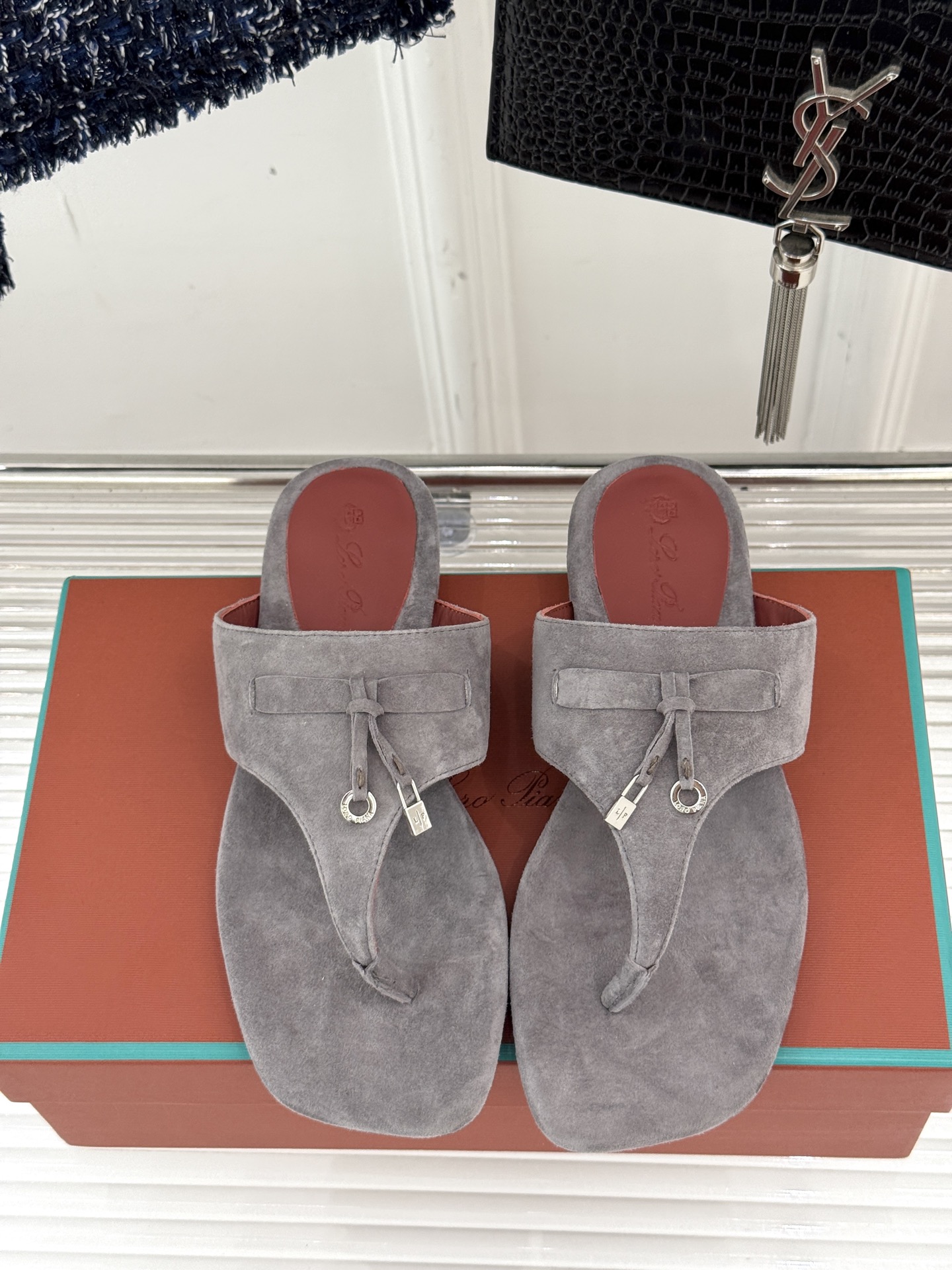 
Loro Piana/ LP  经典复古绝美
吊坠夹脚人字拖鞋
简约即时髦 松弛的高级感
感受夏日感高