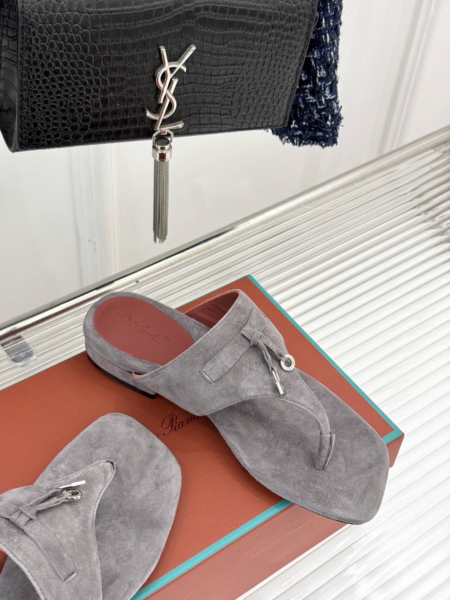 
Loro Piana/ LP  经典复古绝美
吊坠夹脚人字拖鞋
简约即时髦 松弛的高级感
感受夏日感高
