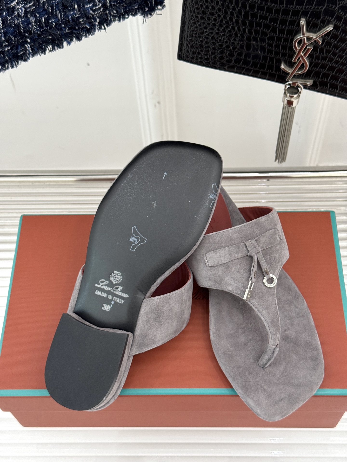 
Loro Piana/ LP  经典复古绝美
吊坠夹脚人字拖鞋
简约即时髦 松弛的高级感
感受夏日感高