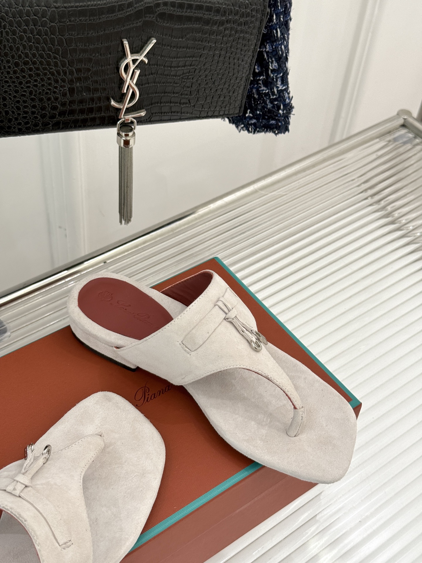 
Loro Piana/ LP  经典复古绝美
吊坠夹脚人字拖鞋
简约即时髦 松弛的高级感
感受夏日感高