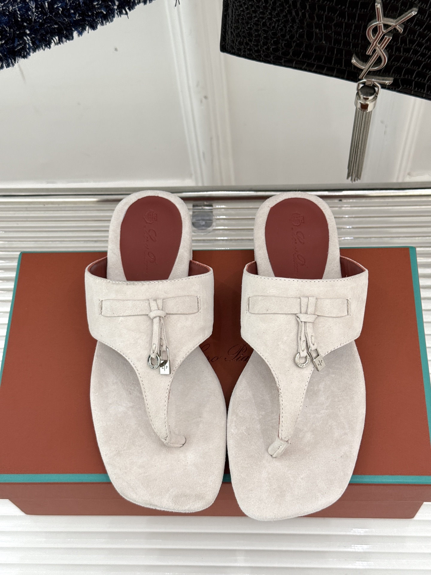 
Loro Piana/ LP  经典复古绝美
吊坠夹脚人字拖鞋
简约即时髦 松弛的高级感
感受夏日感高
