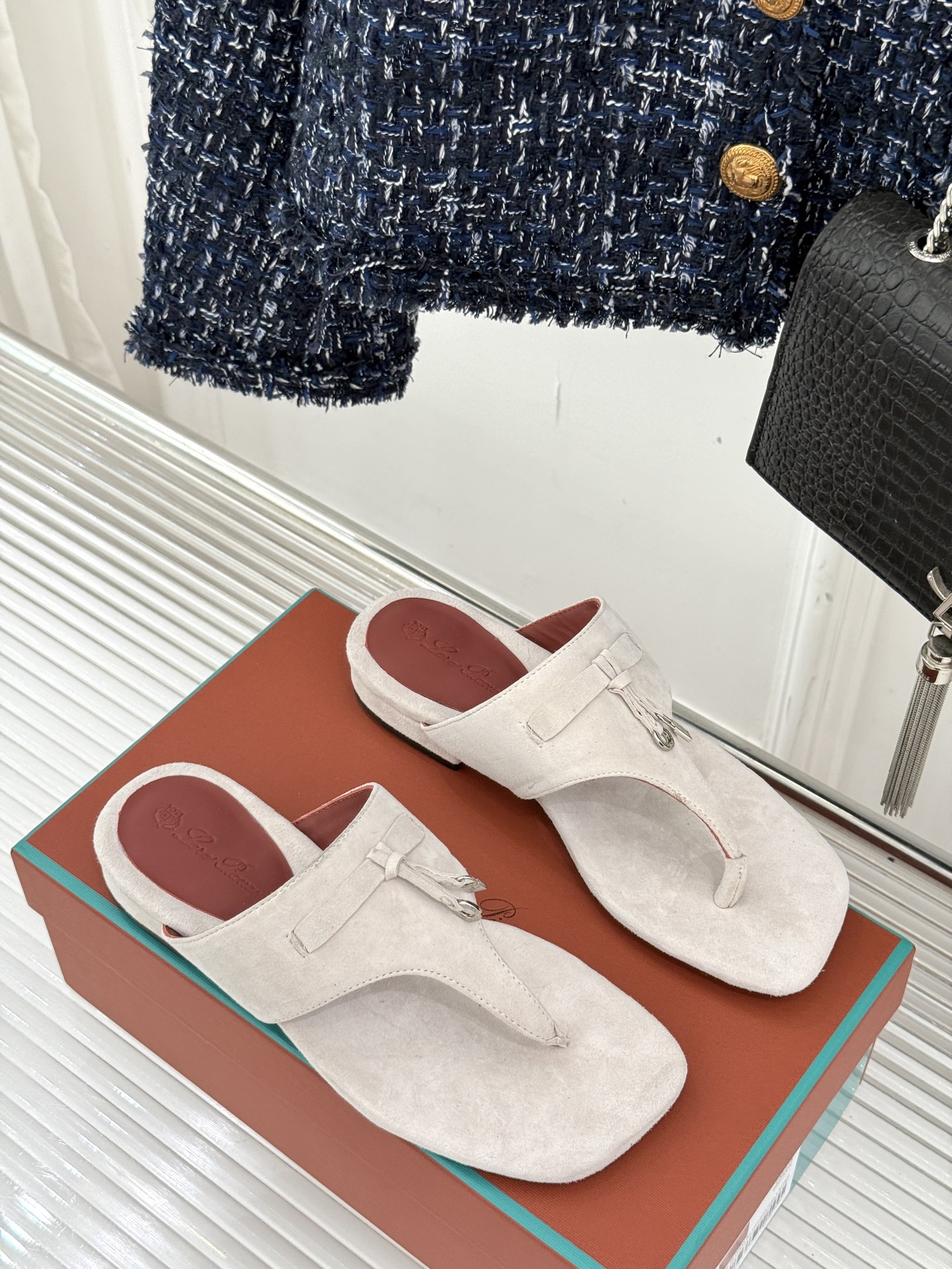 
Loro Piana/ LP  经典复古绝美
吊坠夹脚人字拖鞋
简约即时髦 松弛的高级感
感受夏日感高