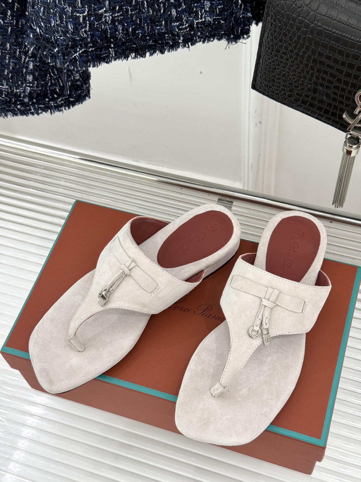
Loro Piana/ LP  经典复古绝美
吊坠夹脚人字拖鞋
简约即时髦 松弛的高级感
感受夏日感高
