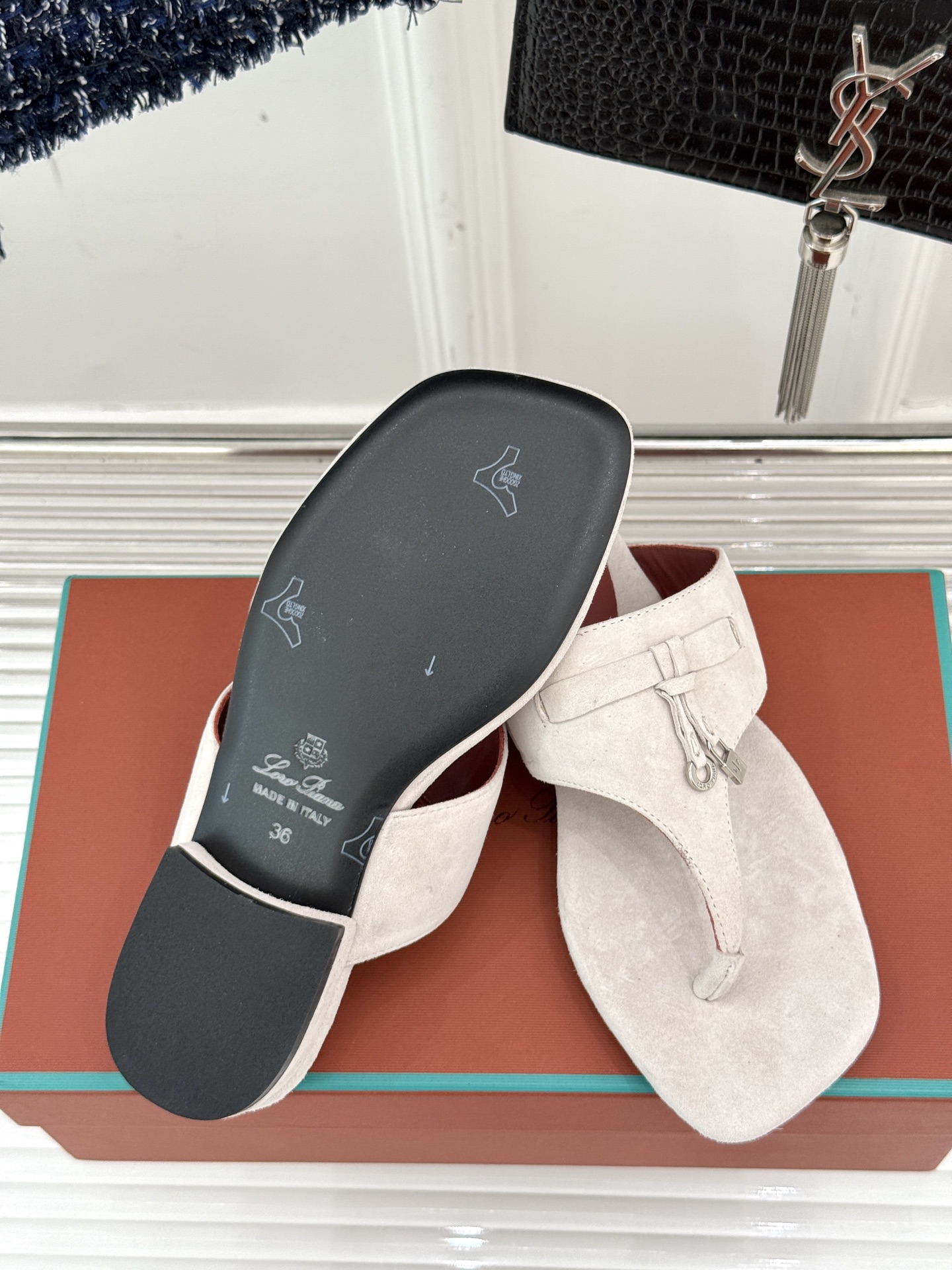 
Loro Piana/ LP  经典复古绝美
吊坠夹脚人字拖鞋
简约即时髦 松弛的高级感
感受夏日感高