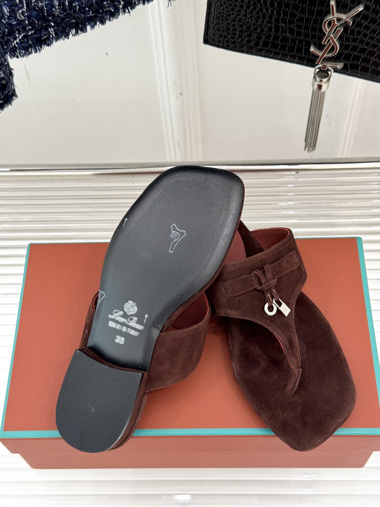 
Loro Piana/ LP  经典复古绝美
吊坠夹脚人字拖鞋
简约即时髦 松弛的高级感
感受夏日感高