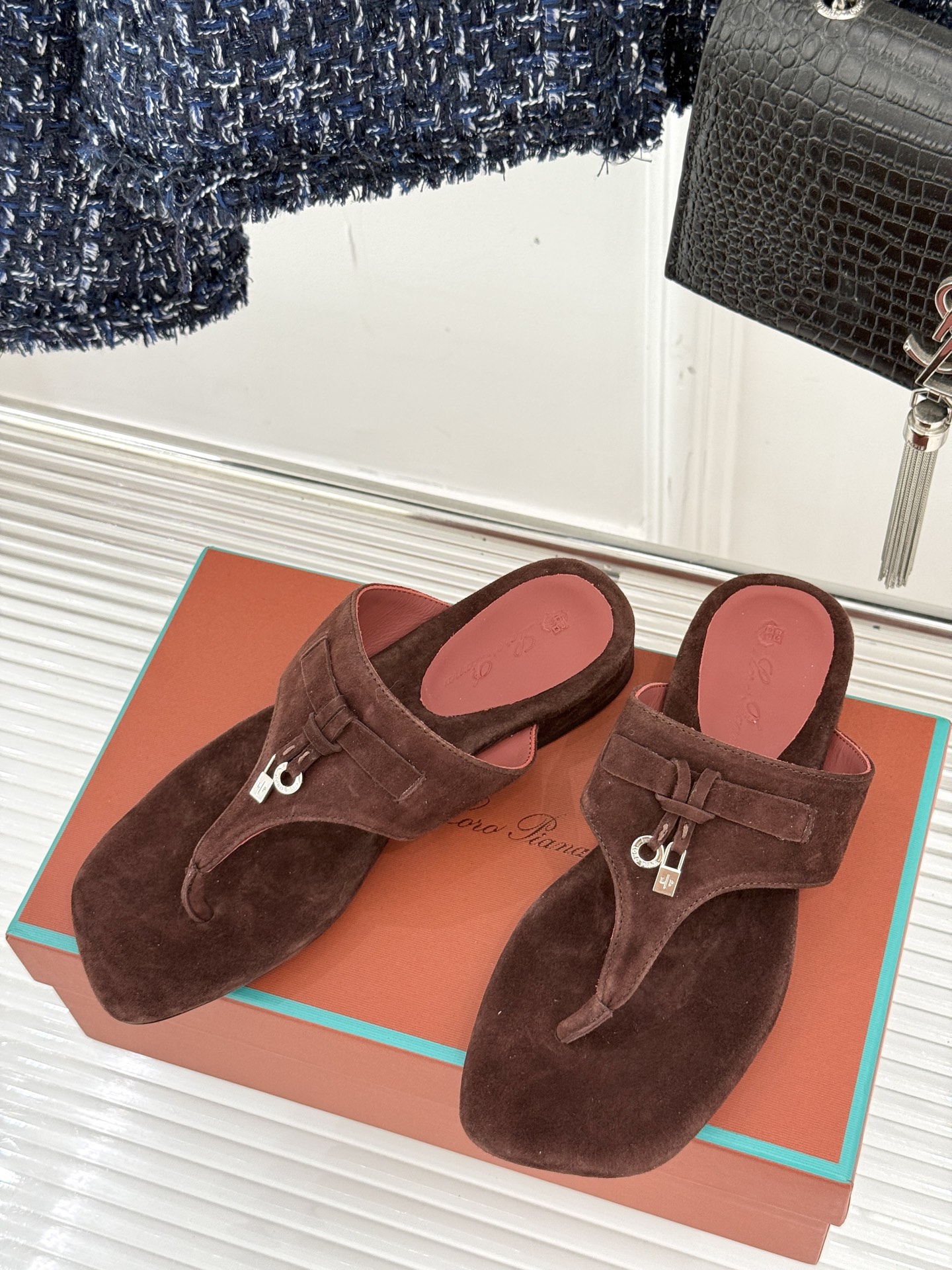 
Loro Piana/ LP  经典复古绝美
吊坠夹脚人字拖鞋
简约即时髦 松弛的高级感
感受夏日感高