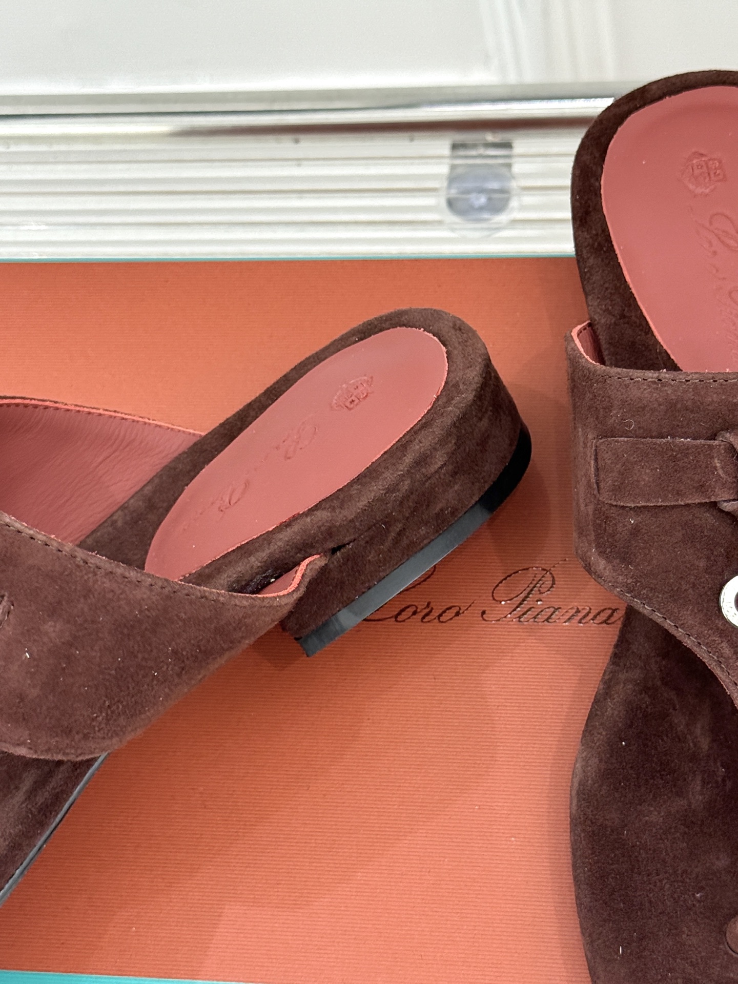 
Loro Piana/ LP  经典复古绝美
吊坠夹脚人字拖鞋
简约即时髦 松弛的高级感
感受夏日感高