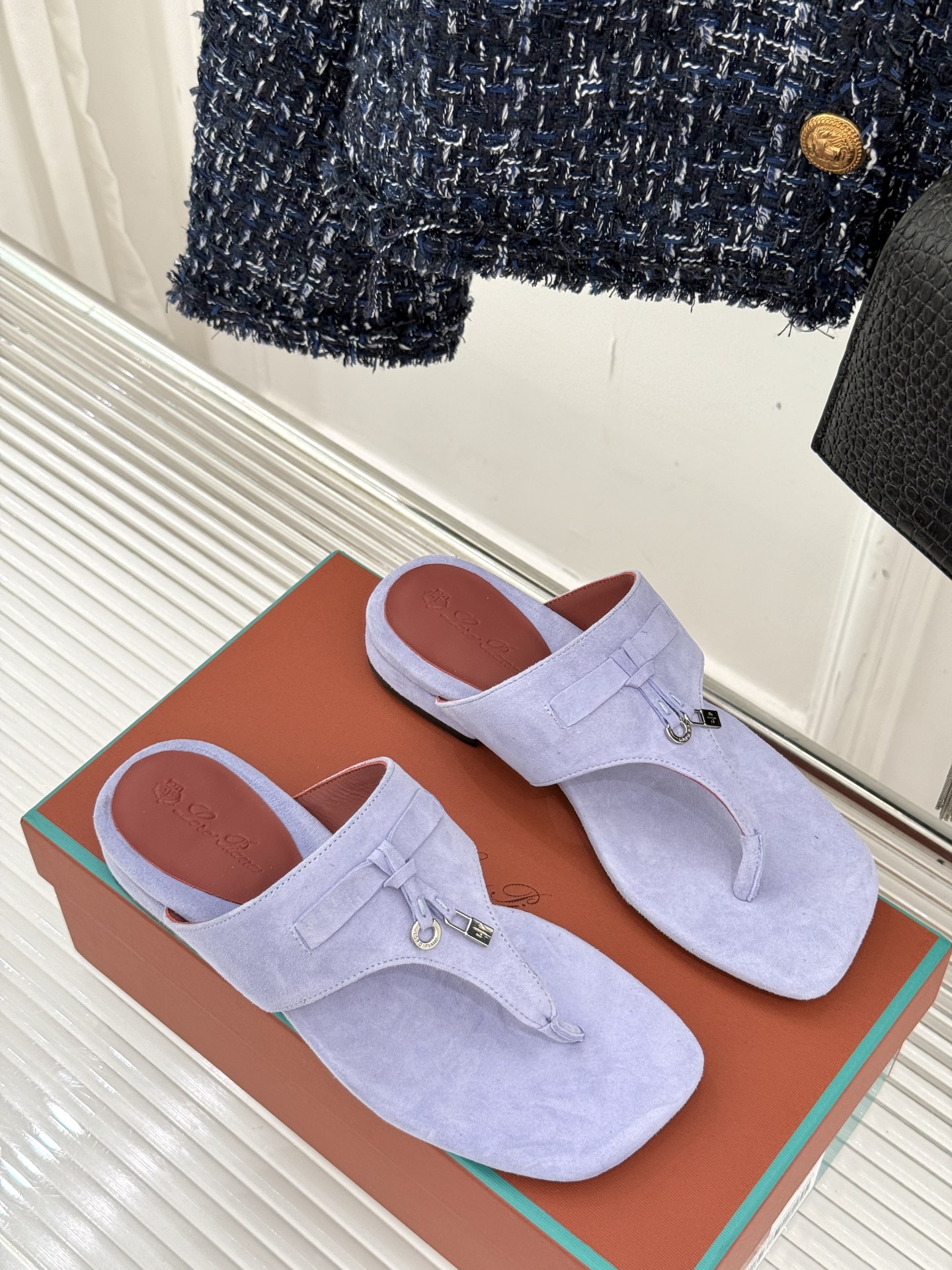 
Loro Piana/ LP  经典复古绝美
吊坠夹脚人字拖鞋
简约即时髦 松弛的高级感
感受夏日感高
