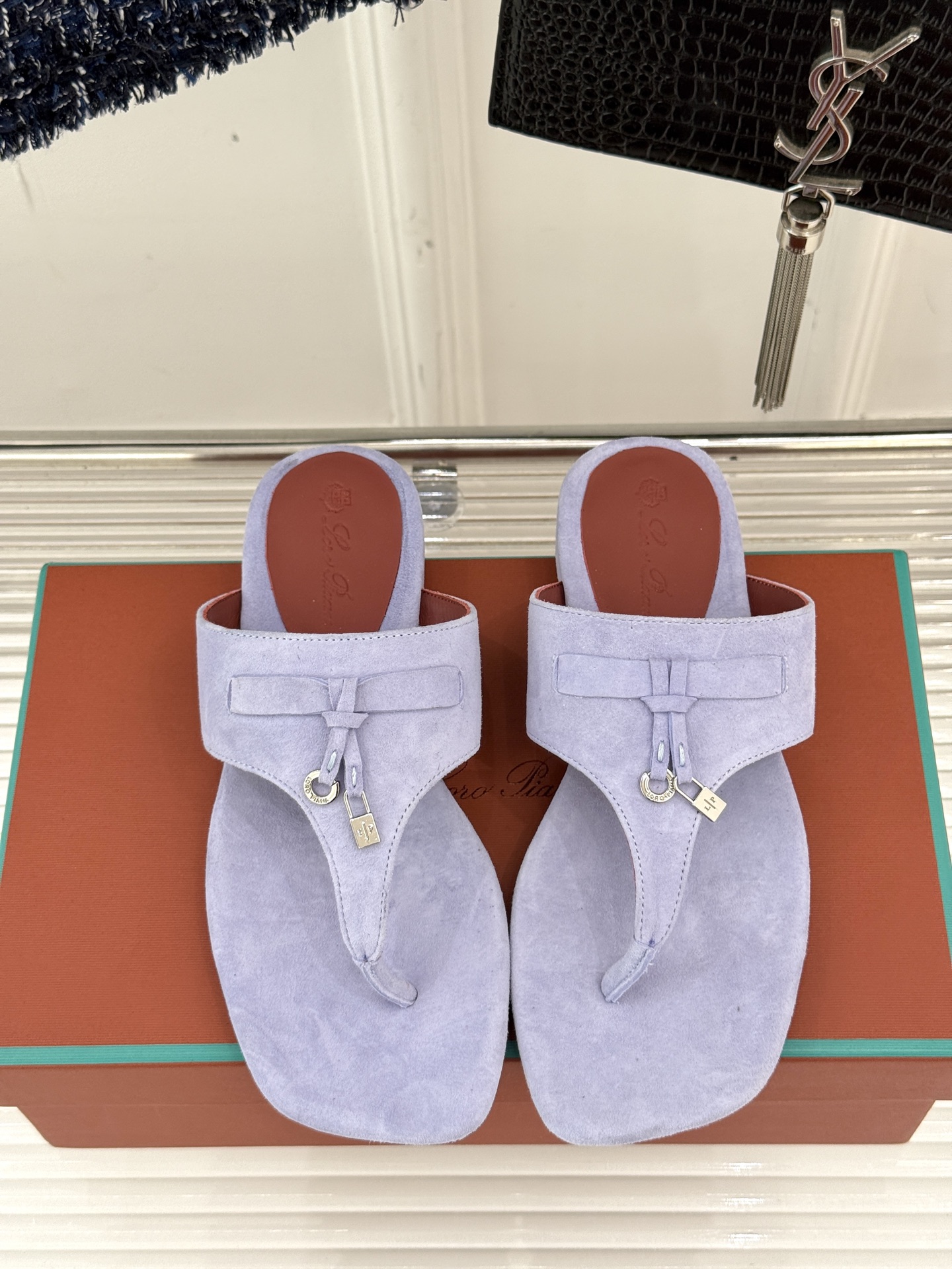 
Loro Piana/ LP  经典复古绝美
吊坠夹脚人字拖鞋
简约即时髦 松弛的高级感
感受夏日感高