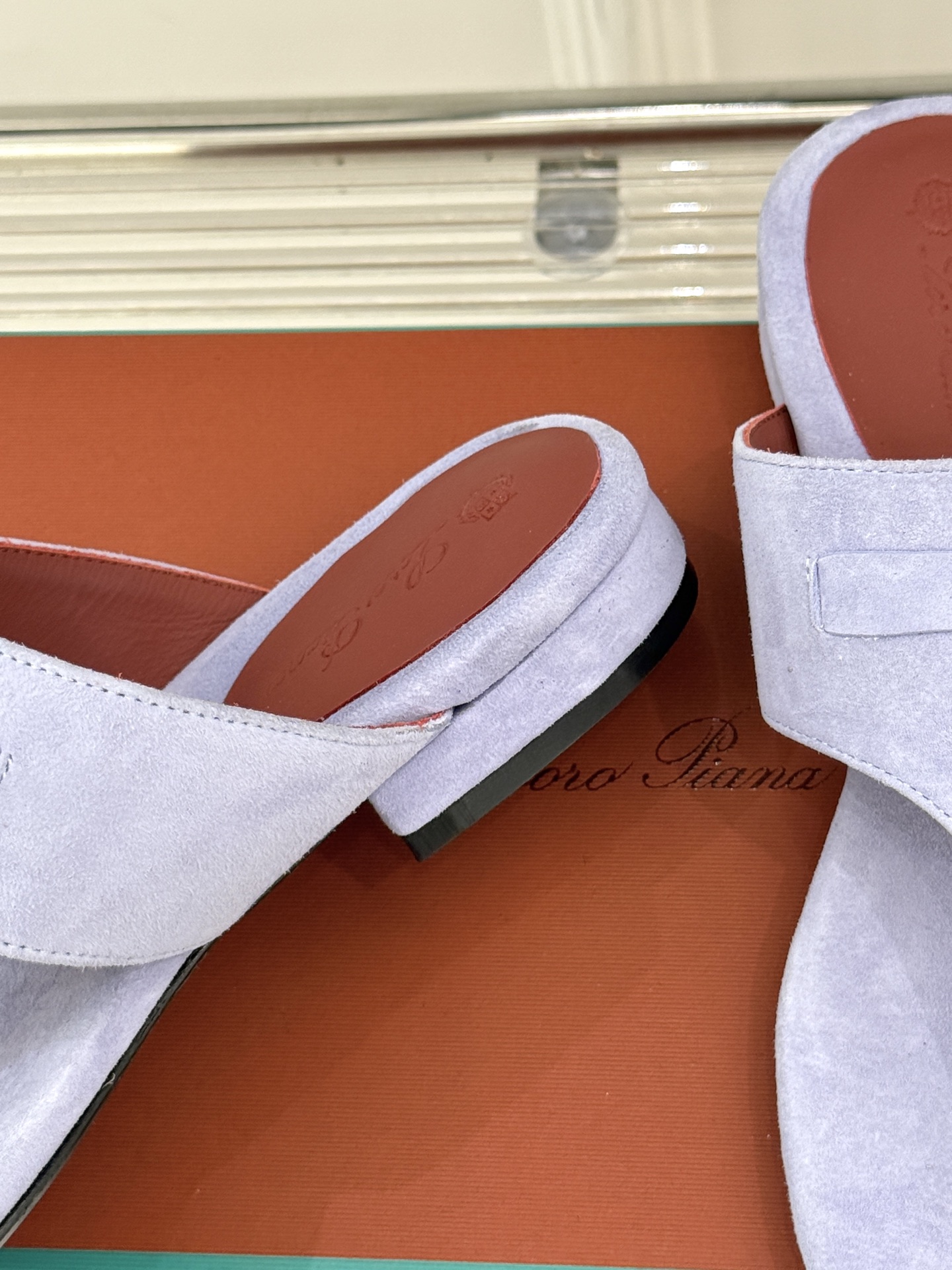 
Loro Piana/ LP  经典复古绝美
吊坠夹脚人字拖鞋
简约即时髦 松弛的高级感
感受夏日感高