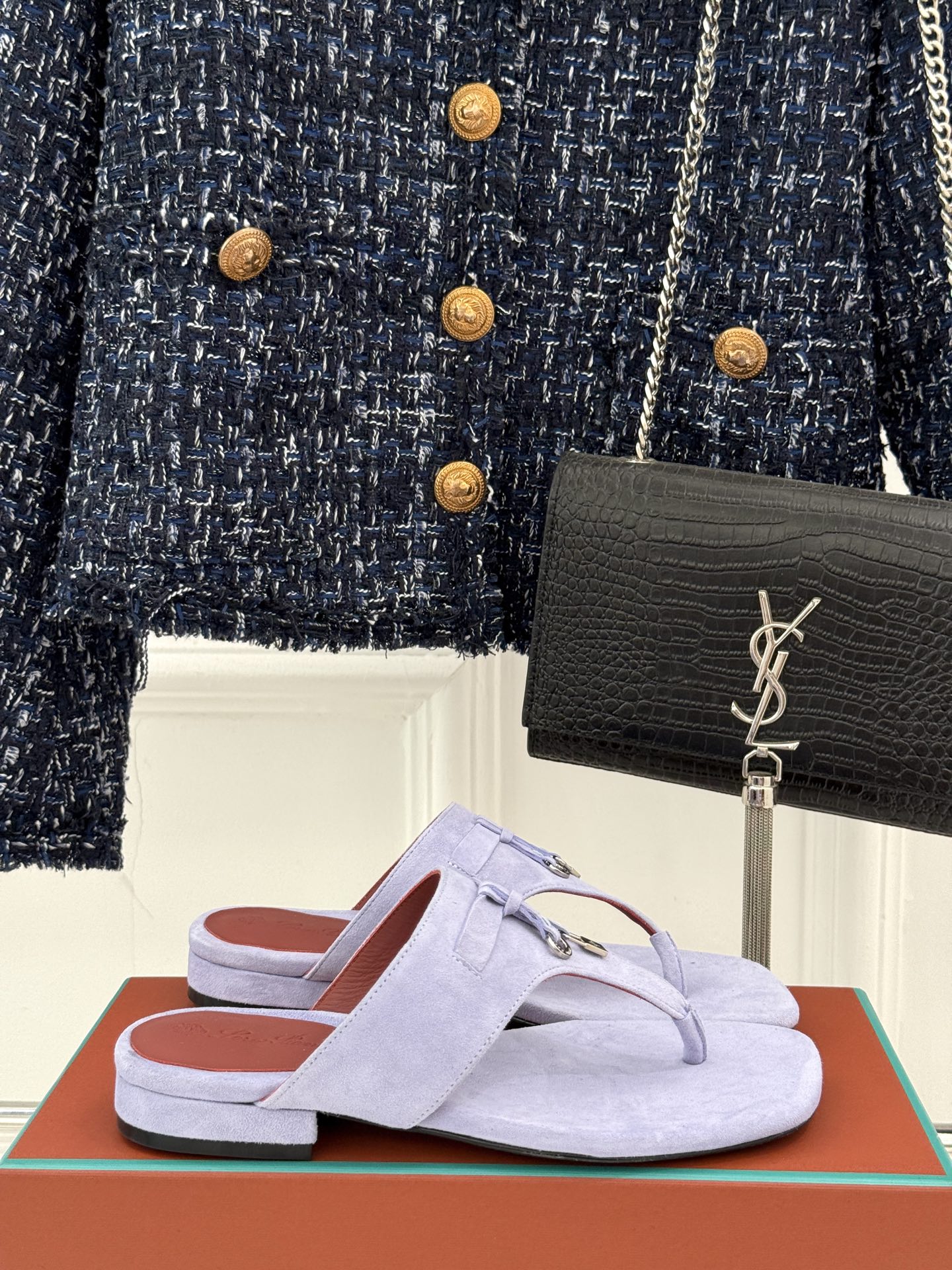
Loro Piana/ LP  经典复古绝美
吊坠夹脚人字拖鞋
简约即时髦 松弛的高级感
感受夏日感高