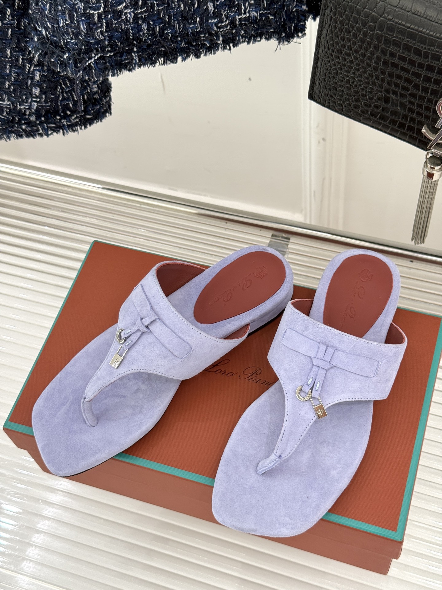 
Loro Piana/ LP  经典复古绝美
吊坠夹脚人字拖鞋
简约即时髦 松弛的高级感
感受夏日感高