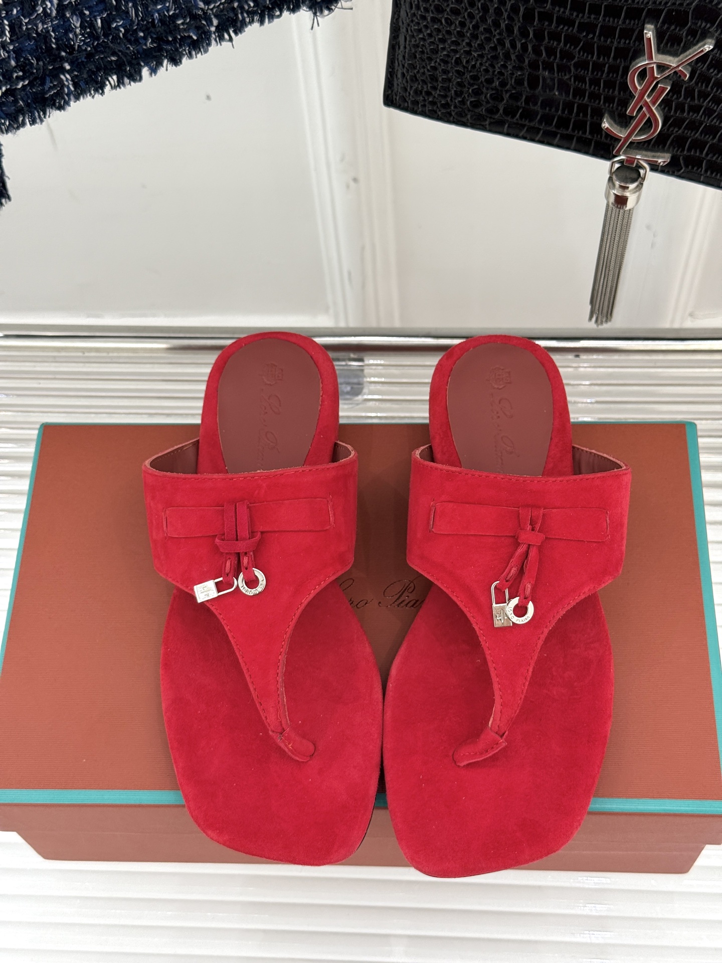 
Loro Piana/ LP  经典复古绝美
吊坠夹脚人字拖鞋
简约即时髦 松弛的高级感
感受夏日感高