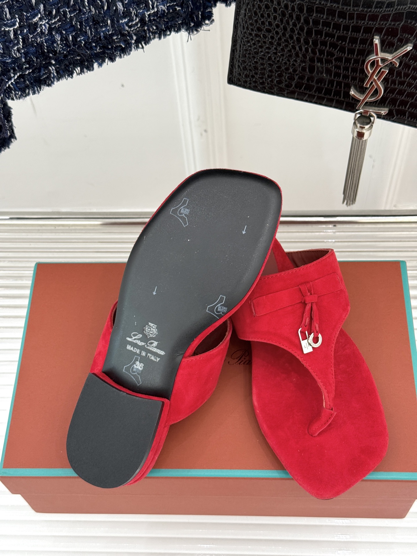 
Loro Piana/ LP  经典复古绝美
吊坠夹脚人字拖鞋
简约即时髦 松弛的高级感
感受夏日感高