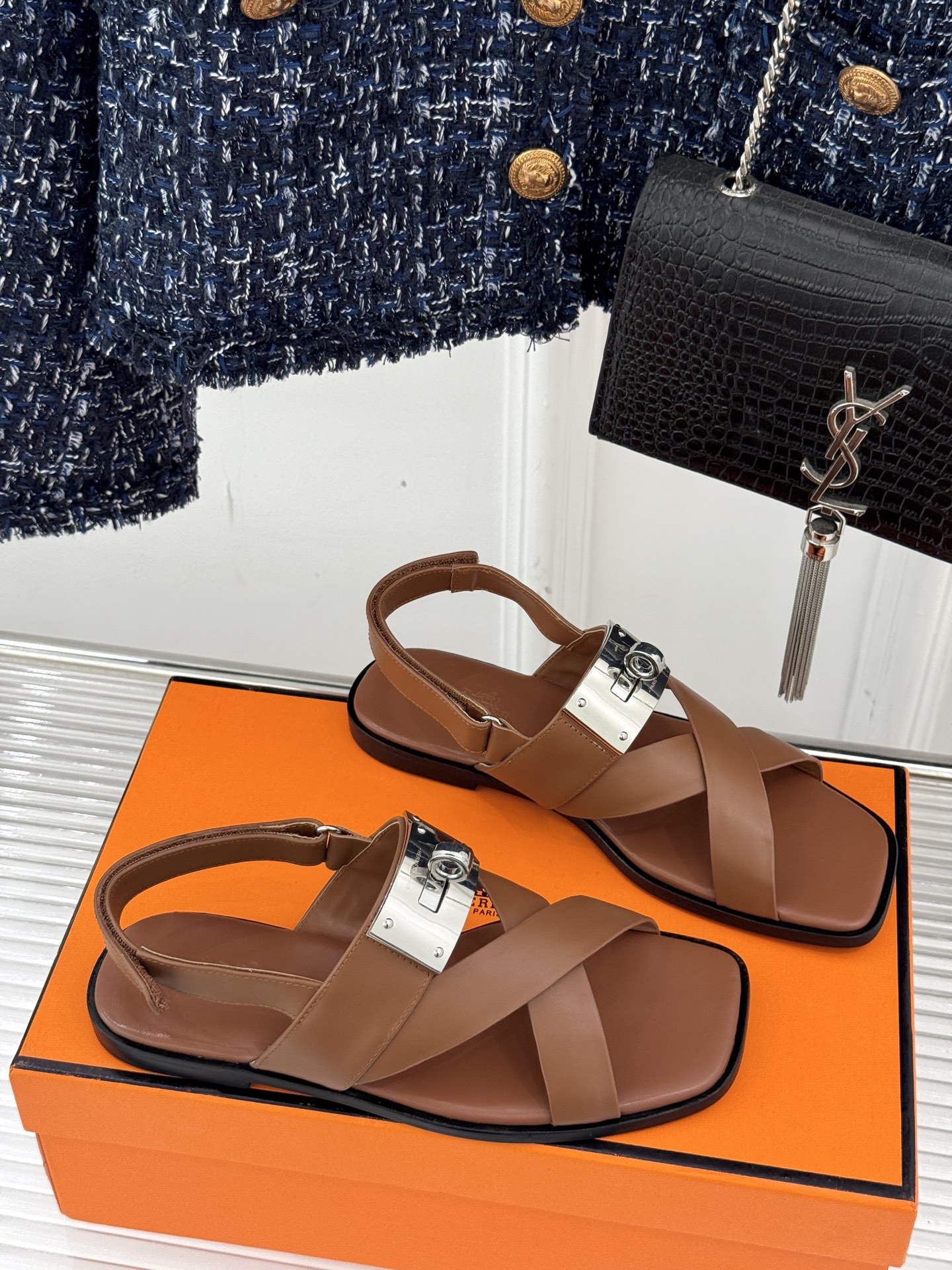 
Hermès/爱马仕经典Kelly扣凉鞋
极约复古的设计 浓厚的异域风情
时髦感十足、随便上脚都很有腔