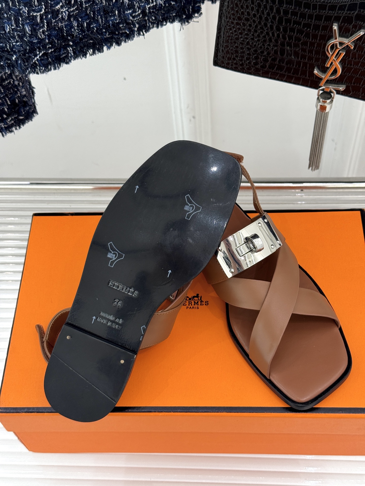 
Hermès/爱马仕经典Kelly扣凉鞋
极约复古的设计 浓厚的异域风情
时髦感十足、随便上脚都很有腔