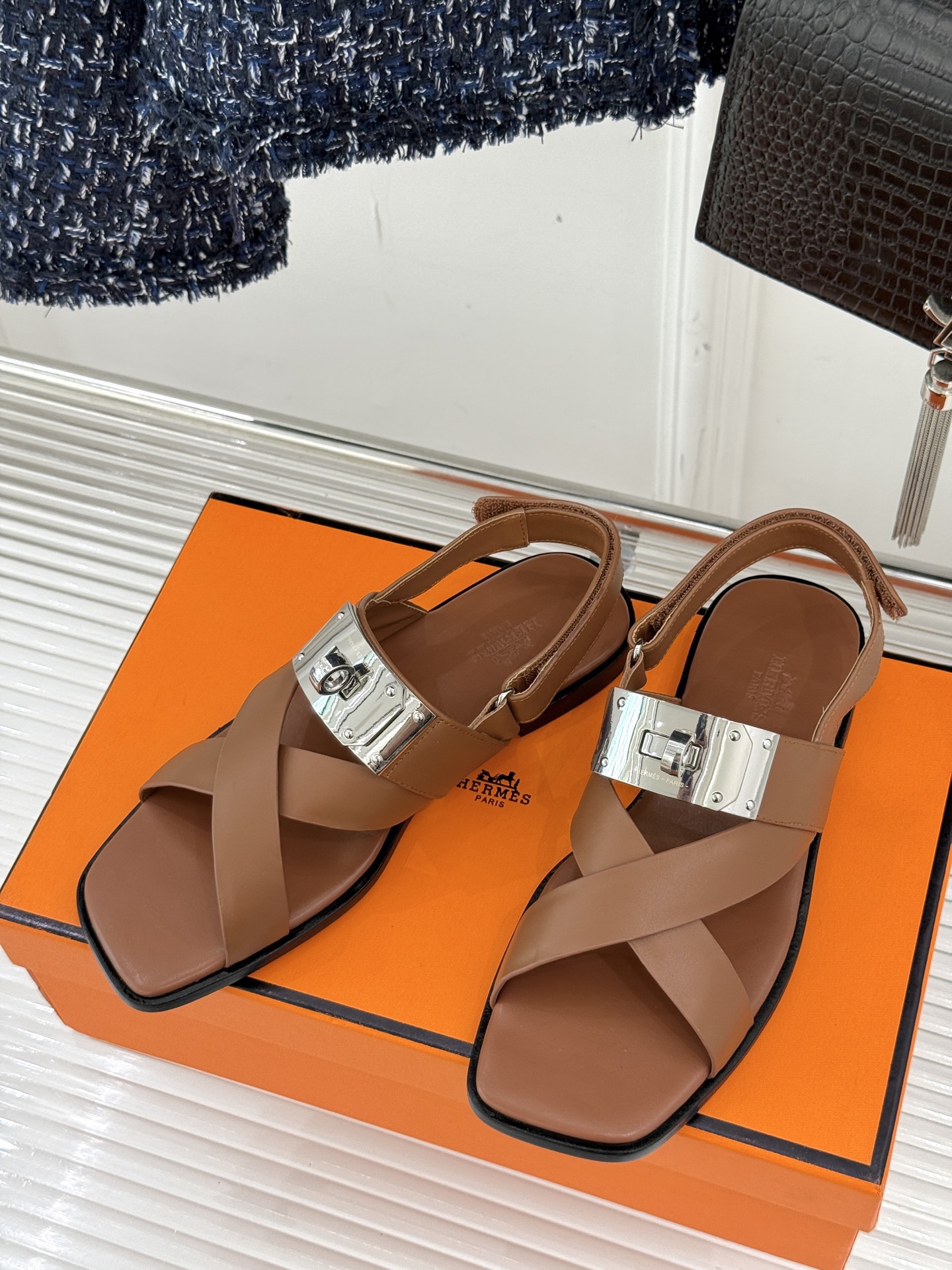 
Hermès/爱马仕经典Kelly扣凉鞋
极约复古的设计 浓厚的异域风情
时髦感十足、随便上脚都很有腔