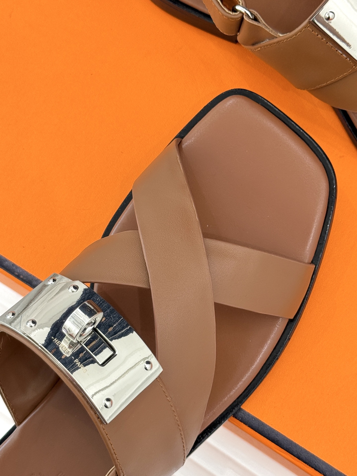 
Hermès/爱马仕经典Kelly扣凉鞋
极约复古的设计 浓厚的异域风情
时髦感十足、随便上脚都很有腔