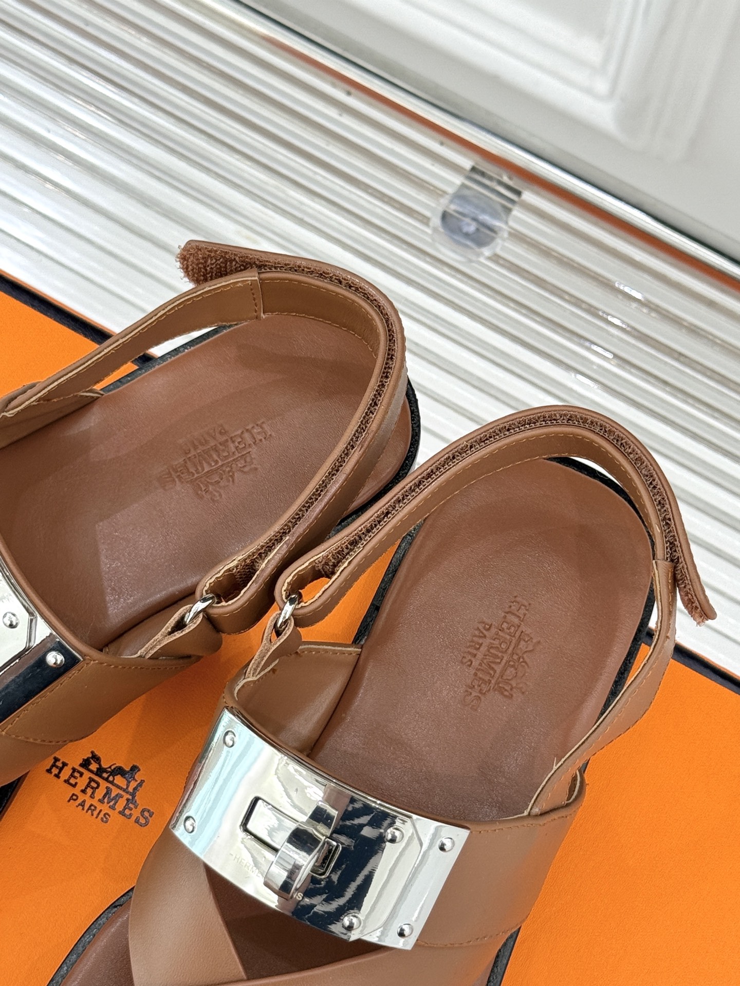 
Hermès/爱马仕经典Kelly扣凉鞋
极约复古的设计 浓厚的异域风情
时髦感十足、随便上脚都很有腔