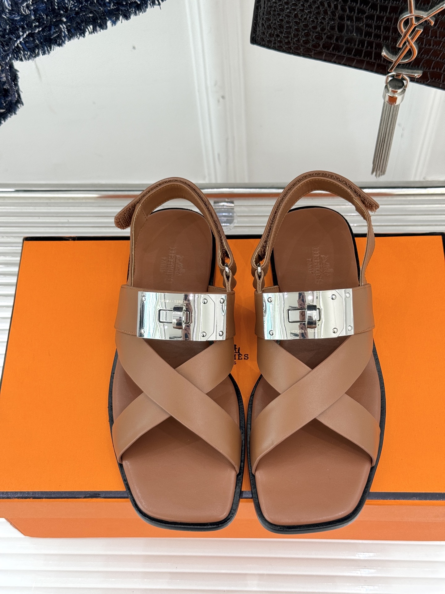 
Hermès/爱马仕经典Kelly扣凉鞋
极约复古的设计 浓厚的异域风情
时髦感十足、随便上脚都很有腔