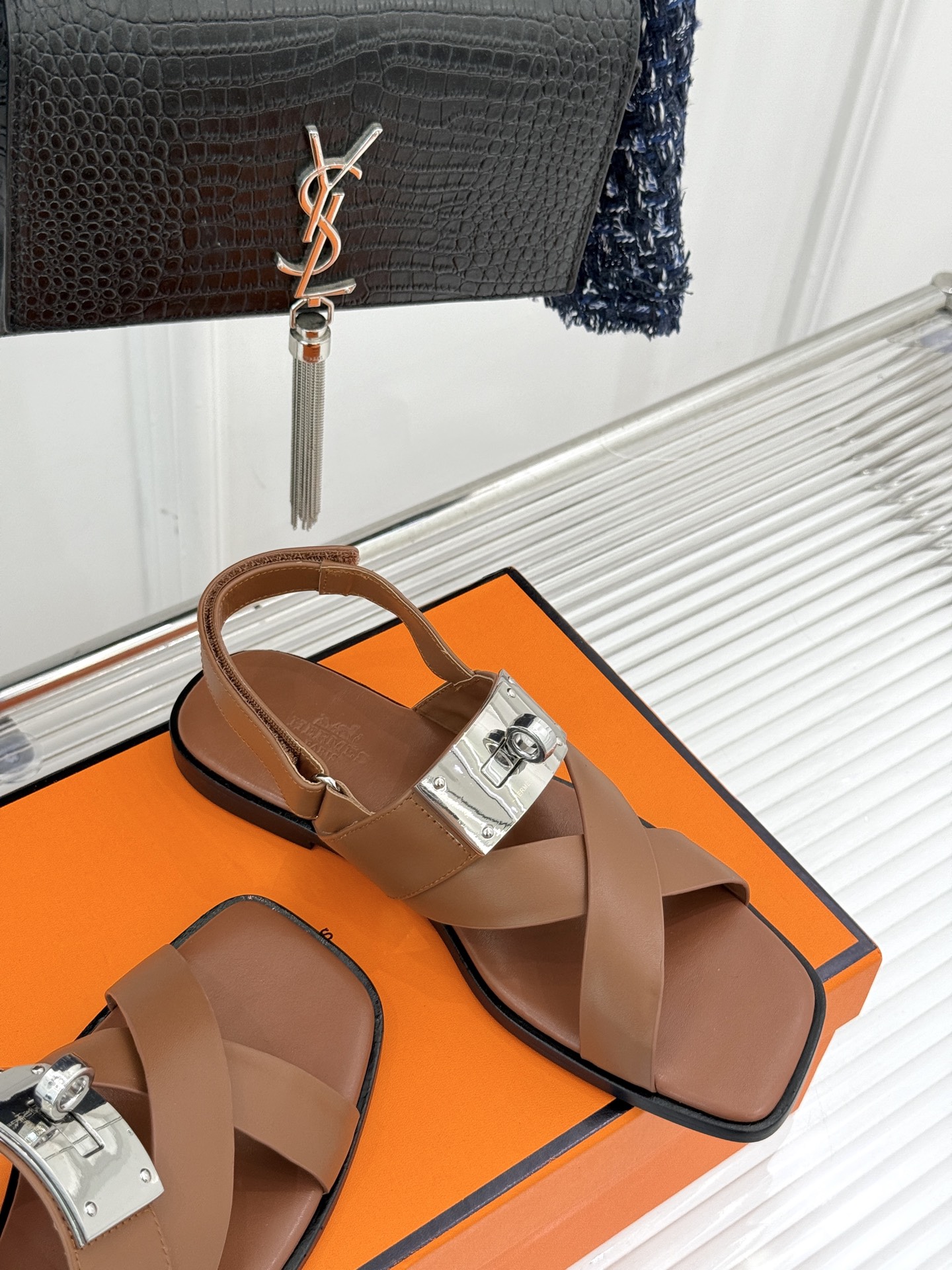 
Hermès/爱马仕经典Kelly扣凉鞋
极约复古的设计 浓厚的异域风情
时髦感十足、随便上脚都很有腔