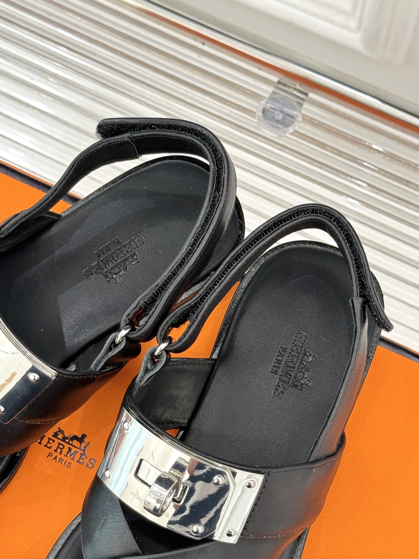 
Hermès/爱马仕经典Kelly扣凉鞋
极约复古的设计 浓厚的异域风情
时髦感十足、随便上脚都很有腔