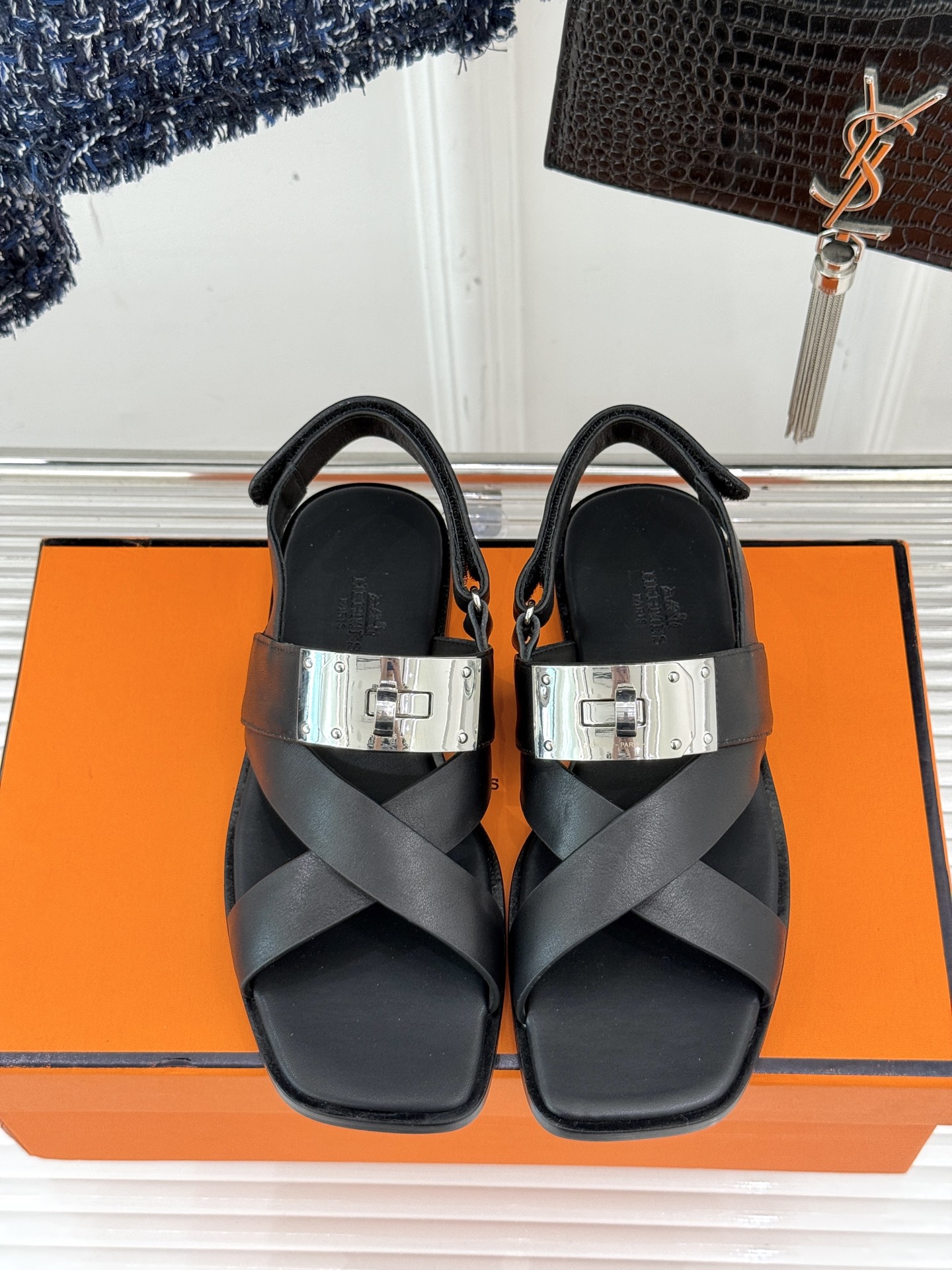 
Hermès/爱马仕经典Kelly扣凉鞋
极约复古的设计 浓厚的异域风情
时髦感十足、随便上脚都很有腔