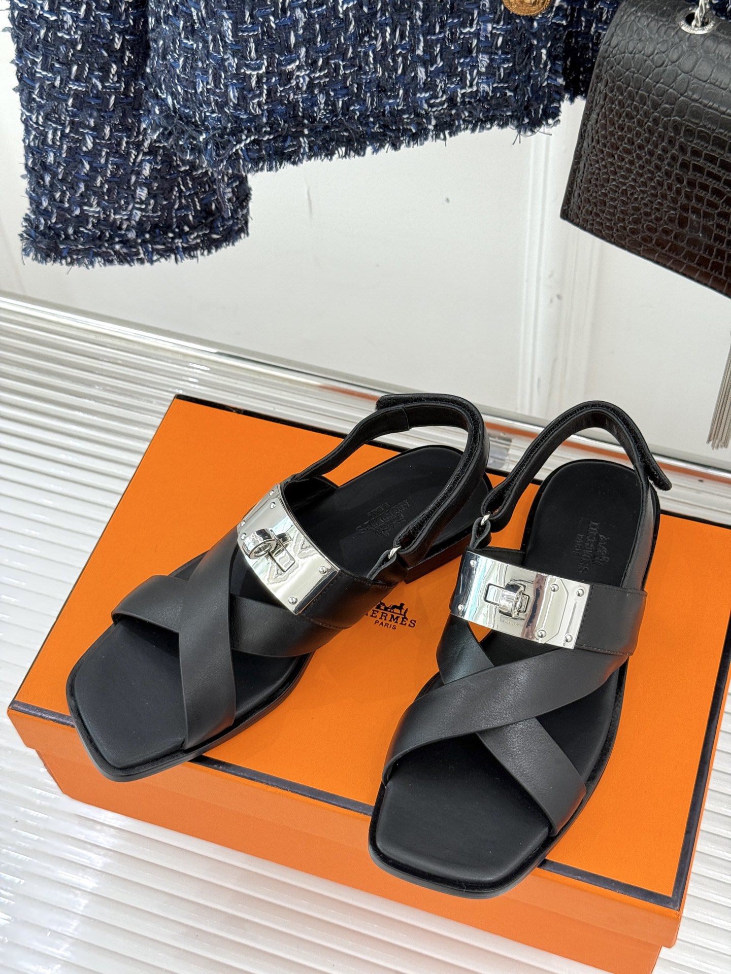 
Hermès/爱马仕经典Kelly扣凉鞋
极约复古的设计 浓厚的异域风情
时髦感十足、随便上脚都很有腔