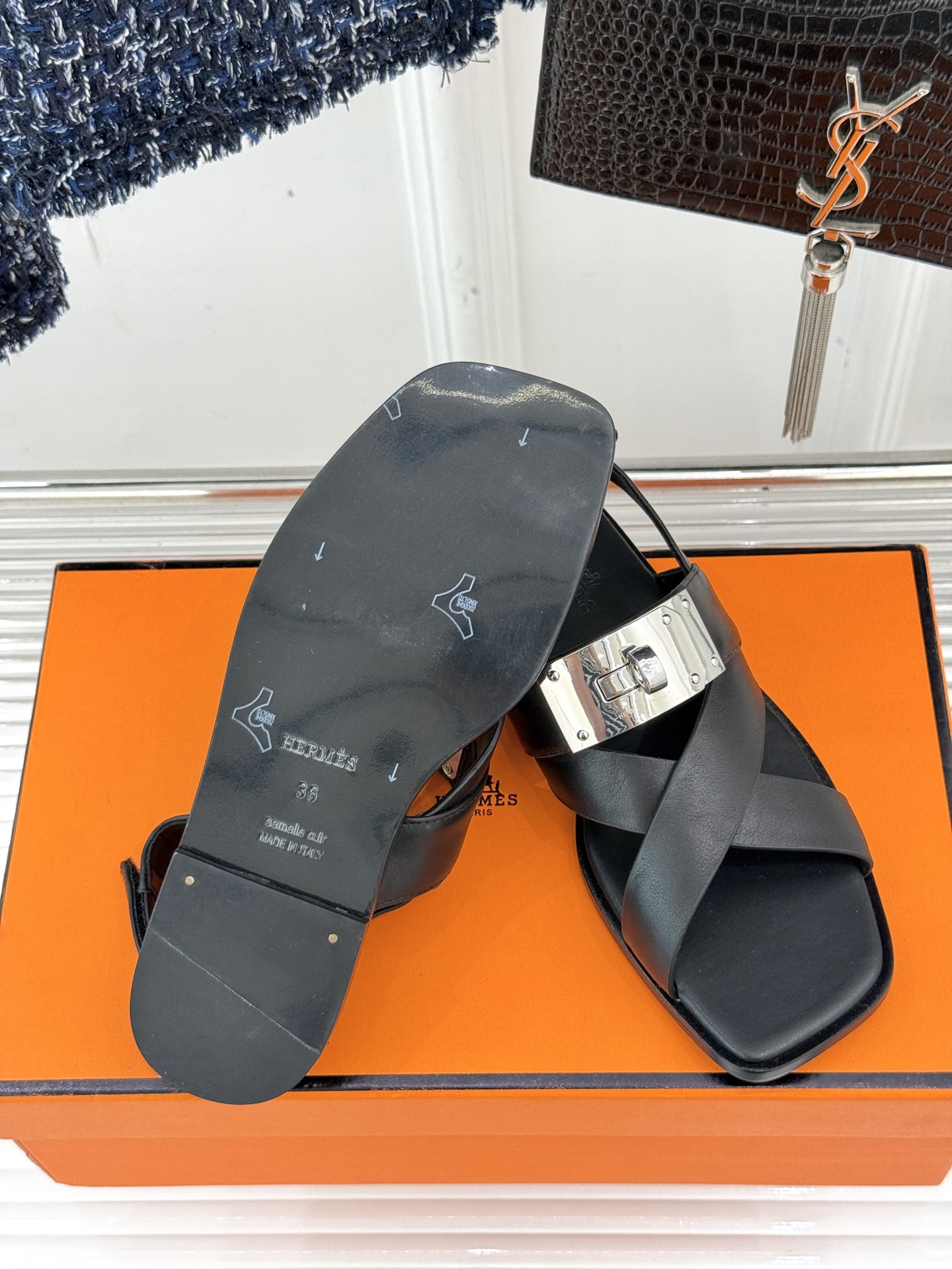 
Hermès/爱马仕经典Kelly扣凉鞋
极约复古的设计 浓厚的异域风情
时髦感十足、随便上脚都很有腔