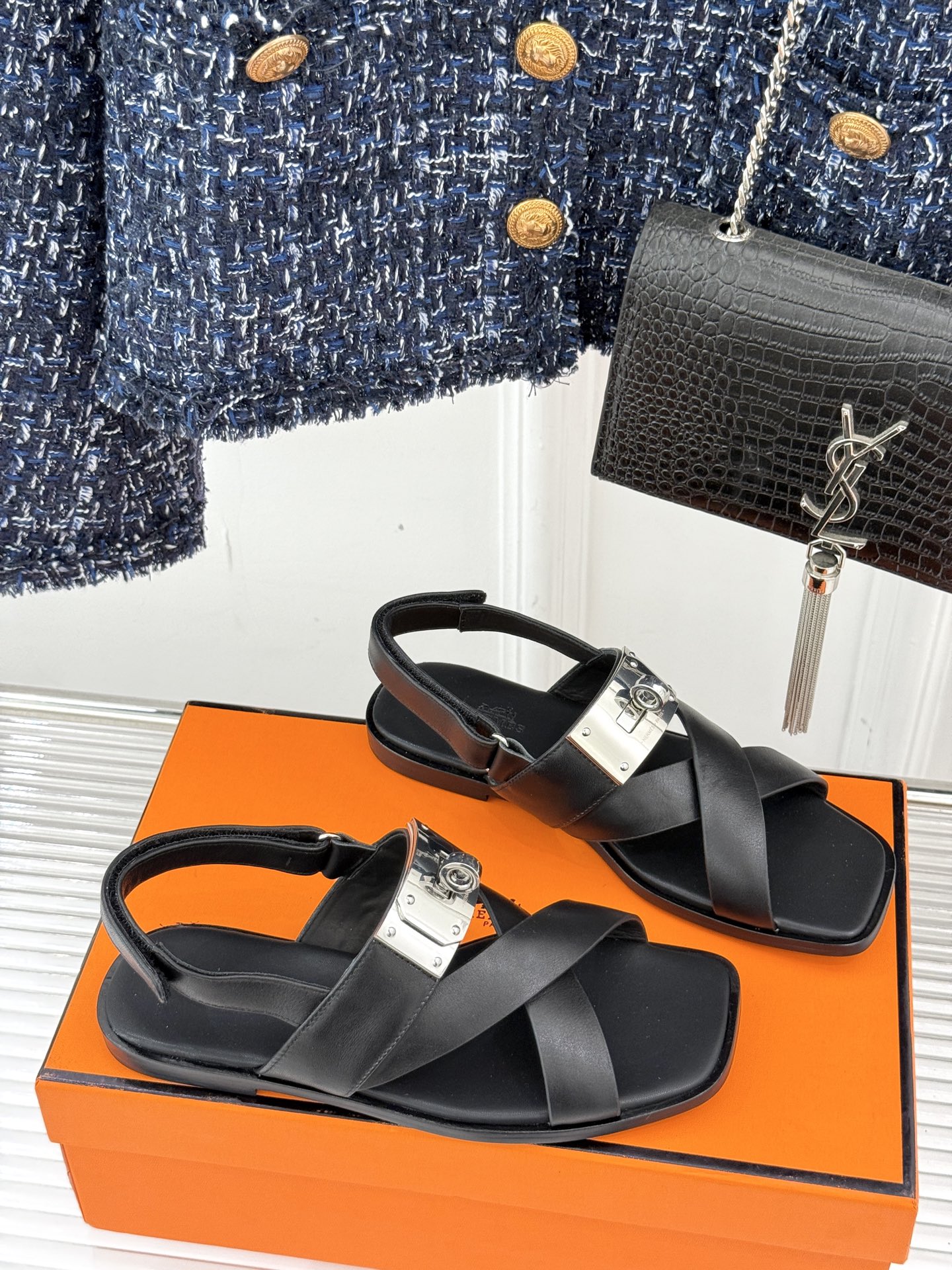 
Hermès/爱马仕经典Kelly扣凉鞋
极约复古的设计 浓厚的异域风情
时髦感十足、随便上脚都很有腔