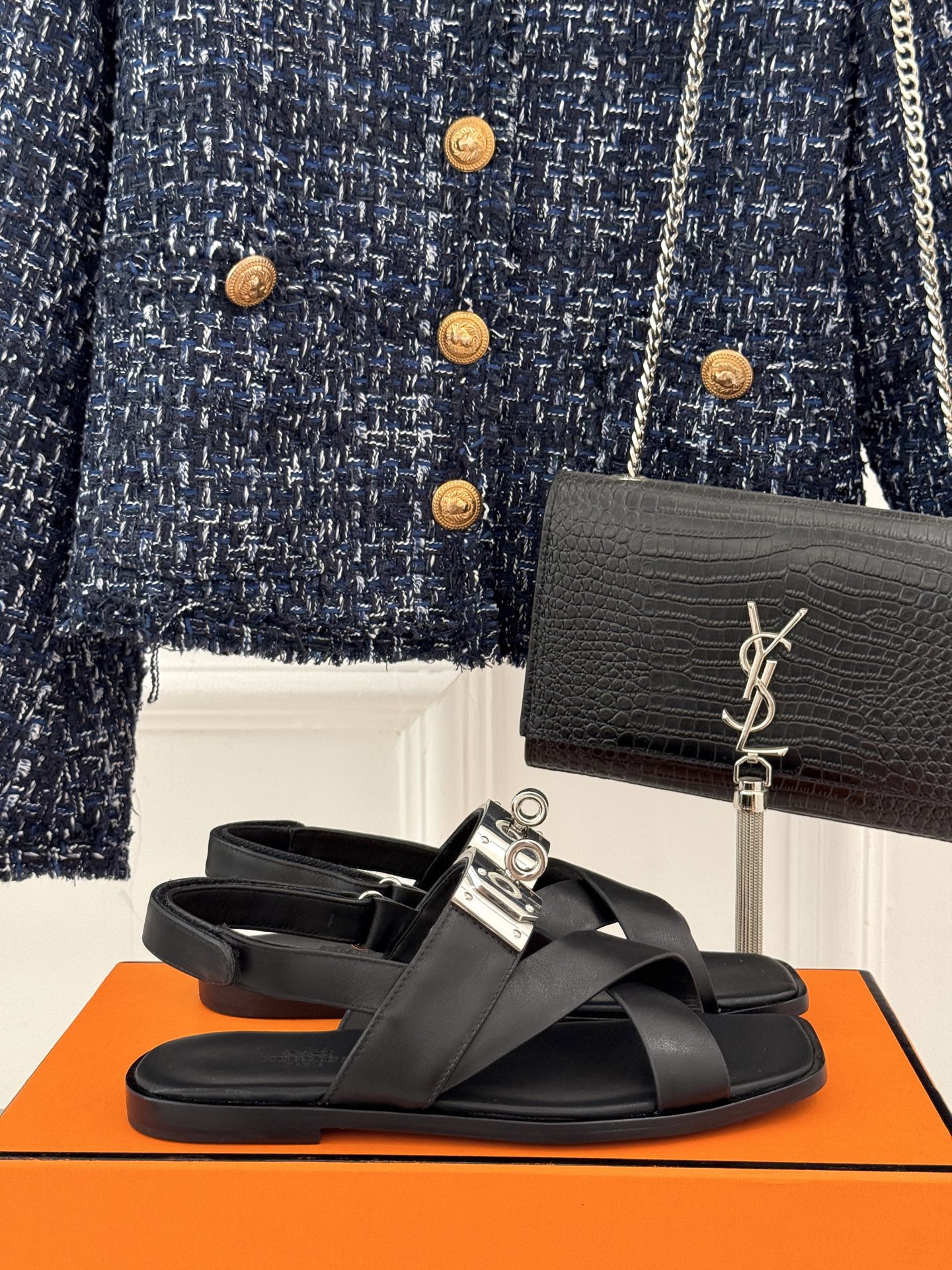 
Hermès/爱马仕经典Kelly扣凉鞋
极约复古的设计 浓厚的异域风情
时髦感十足、随便上脚都很有腔