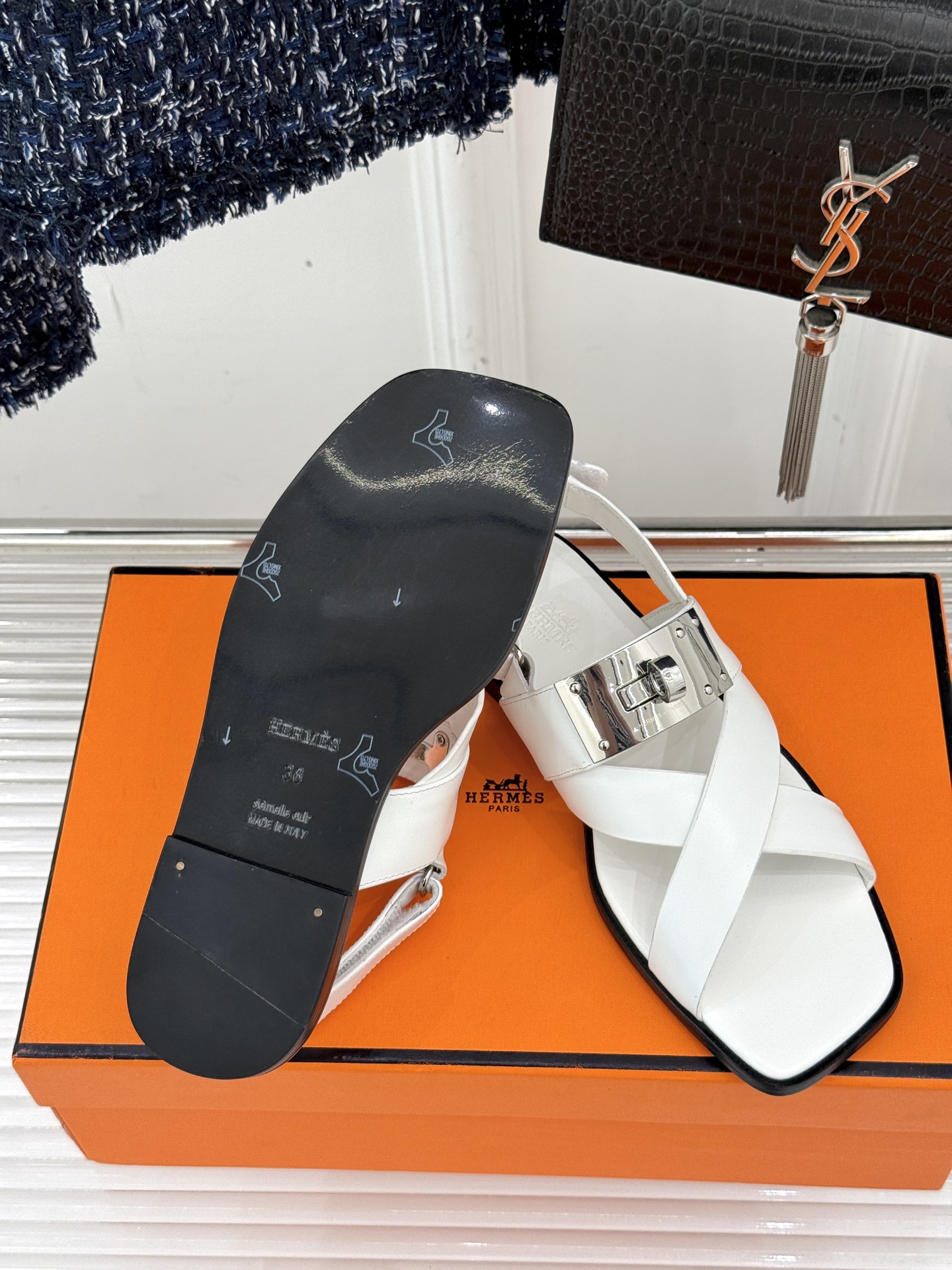 
Hermès/爱马仕经典Kelly扣凉鞋
极约复古的设计 浓厚的异域风情
时髦感十足、随便上脚都很有腔