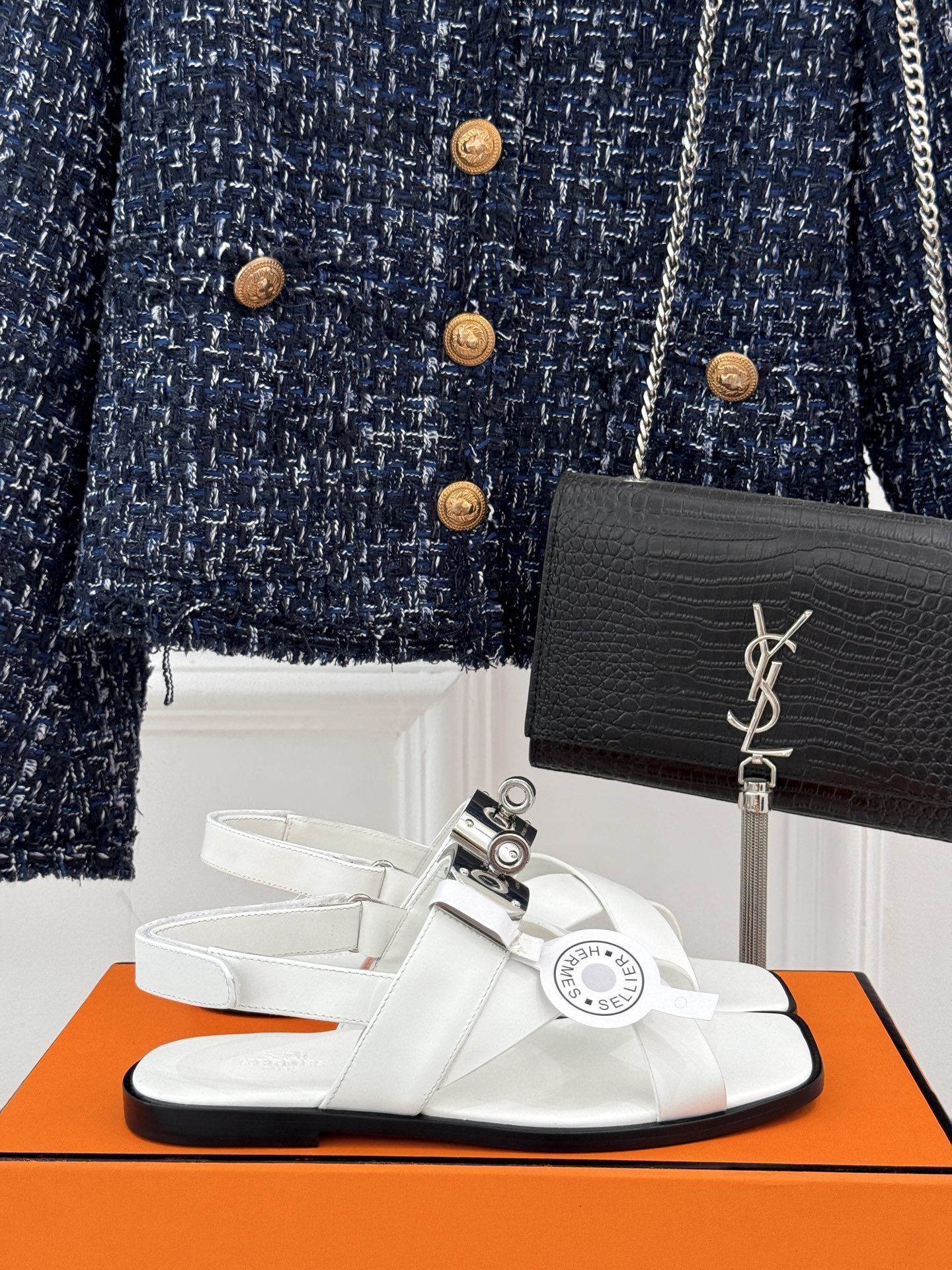 
Hermès/爱马仕经典Kelly扣凉鞋
极约复古的设计 浓厚的异域风情
时髦感十足、随便上脚都很有腔