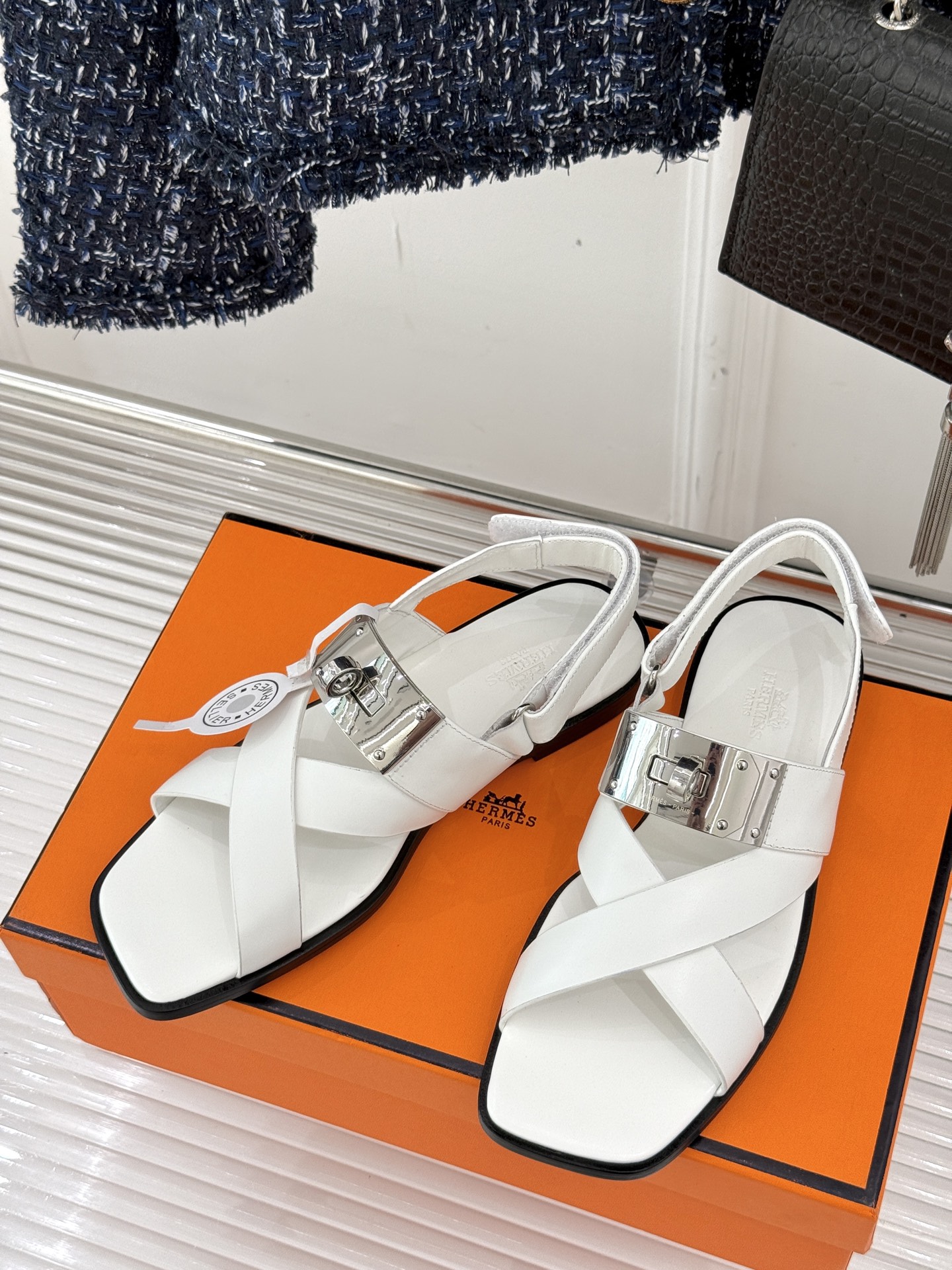 
Hermès/爱马仕经典Kelly扣凉鞋
极约复古的设计 浓厚的异域风情
时髦感十足、随便上脚都很有腔