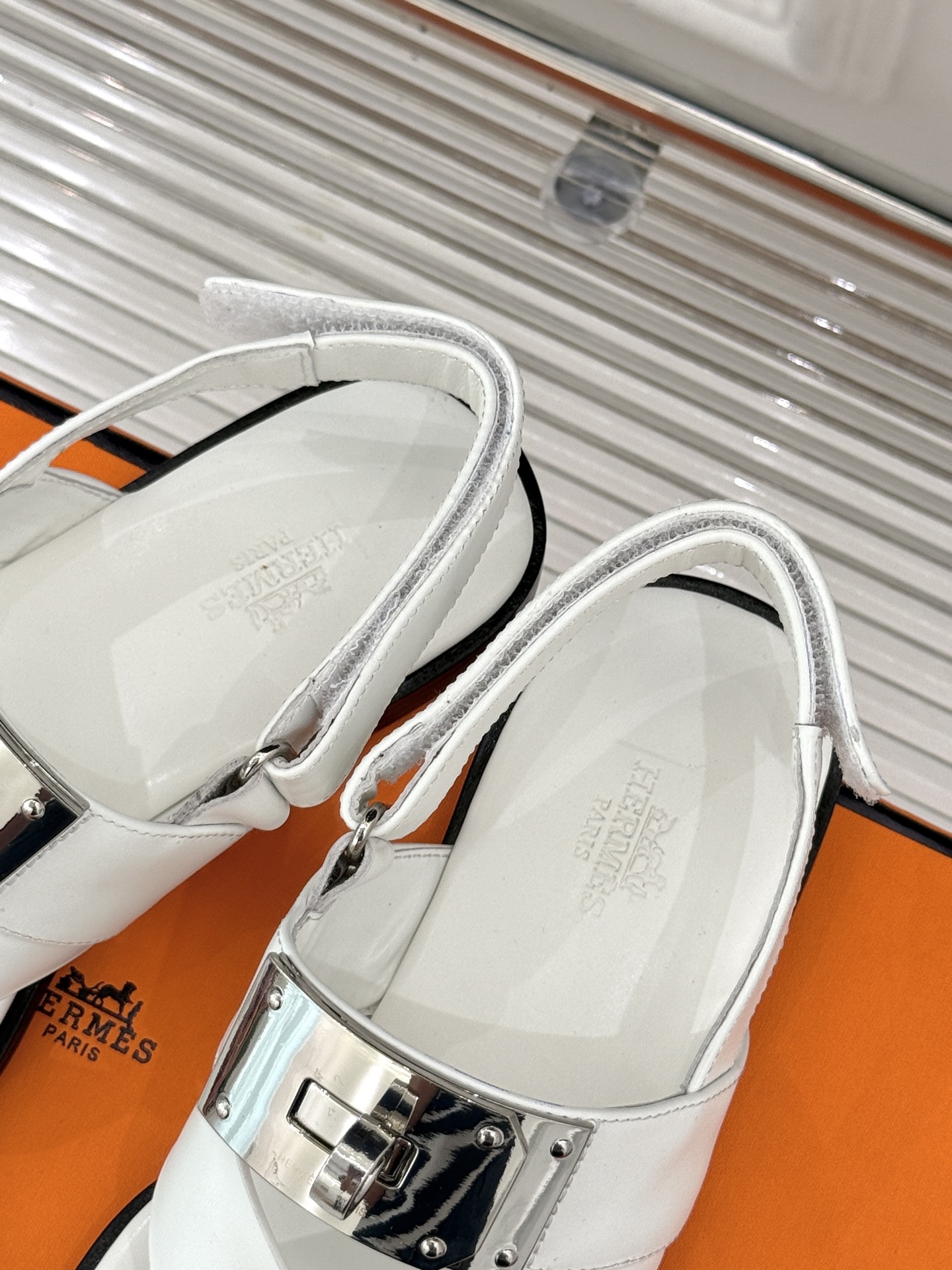 
Hermès/爱马仕经典Kelly扣凉鞋
极约复古的设计 浓厚的异域风情
时髦感十足、随便上脚都很有腔