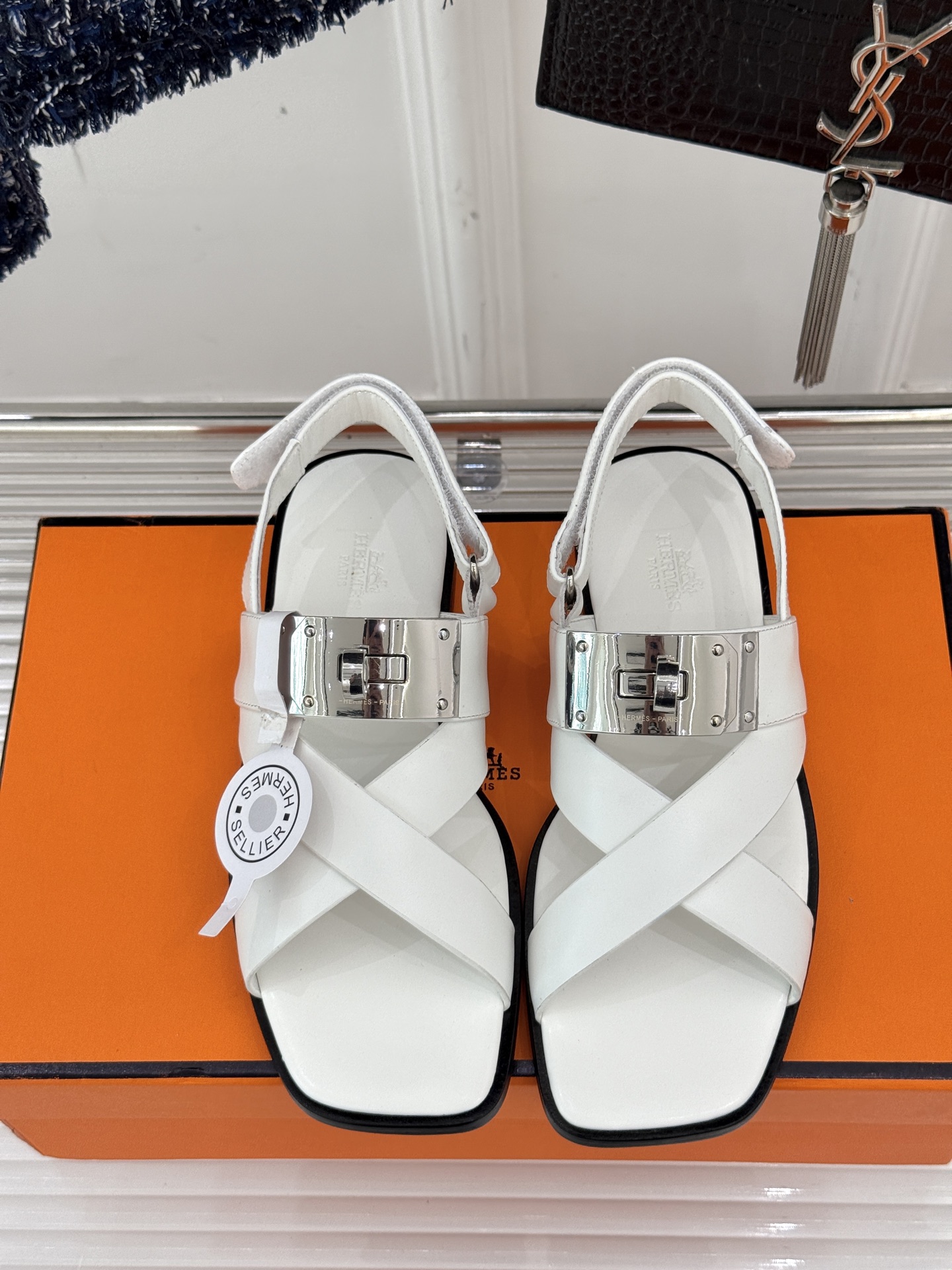 
Hermès/爱马仕经典Kelly扣凉鞋
极约复古的设计 浓厚的异域风情
时髦感十足、随便上脚都很有腔