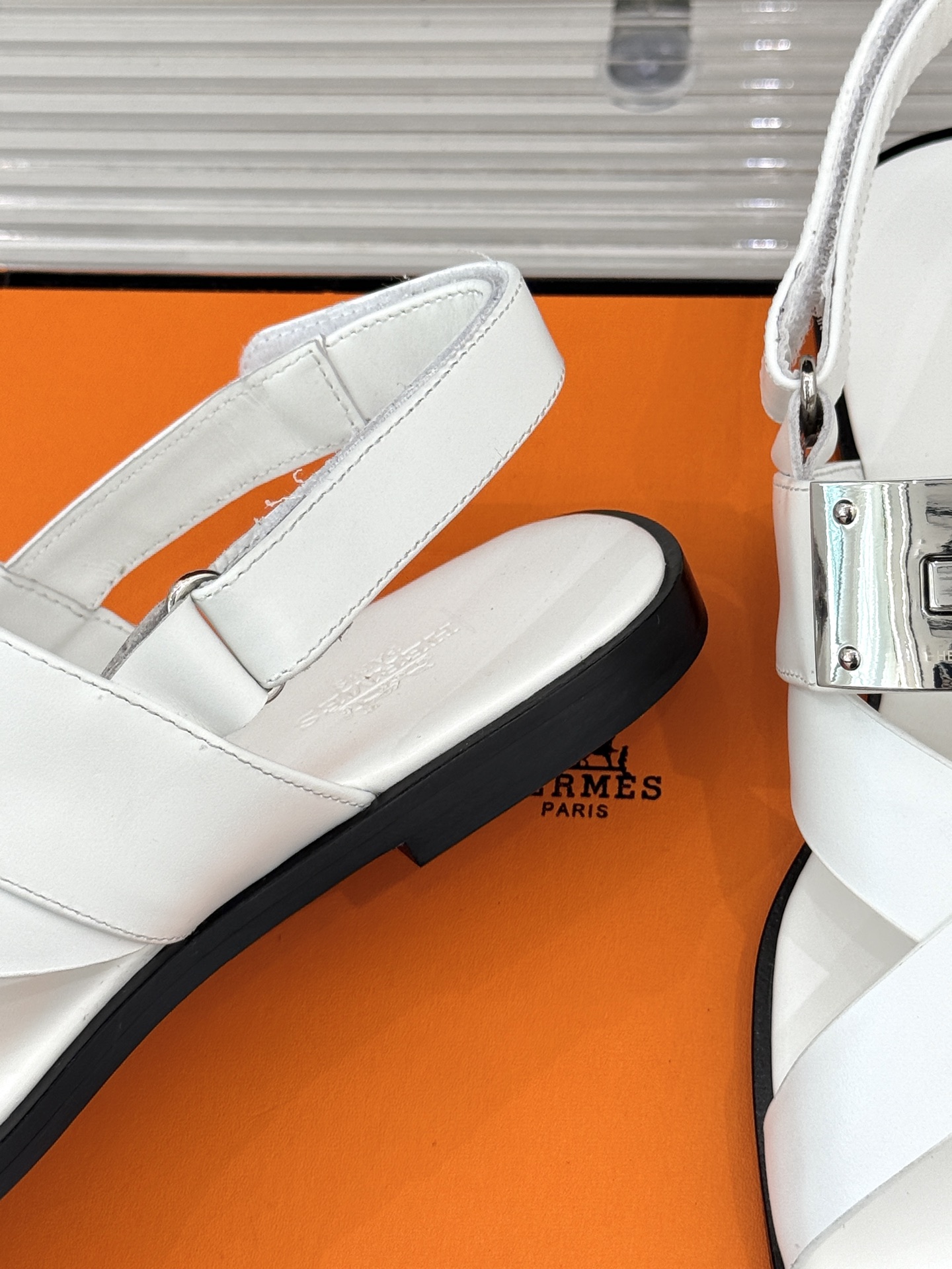 
Hermès/爱马仕经典Kelly扣凉鞋
极约复古的设计 浓厚的异域风情
时髦感十足、随便上脚都很有腔