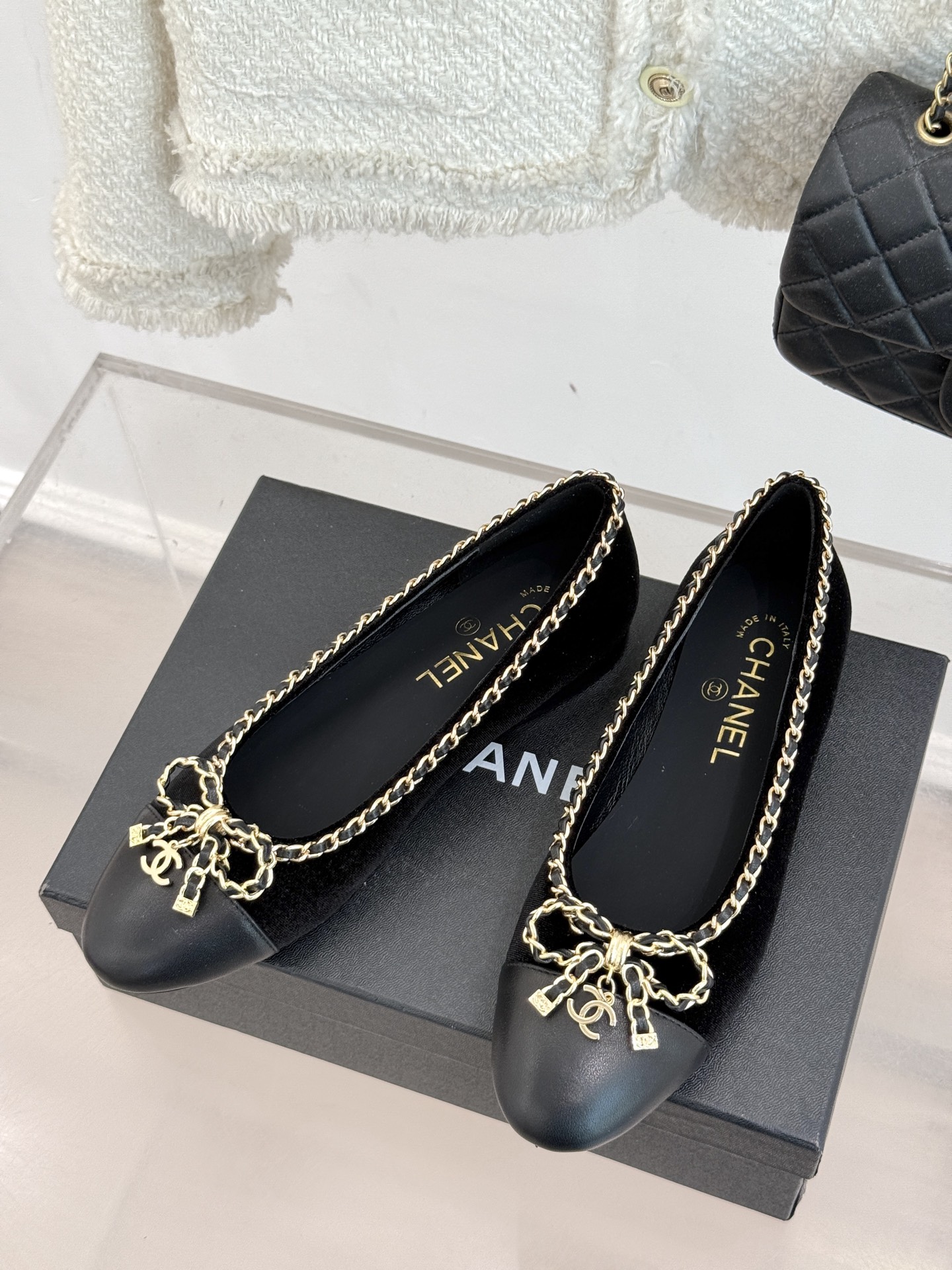 CHANE*｜小香经典早秋链条蝴蝶系列
真的强烈推荐‼️这一系列真的太美了‼️
独特链条蝴蝶结设计👡上脚