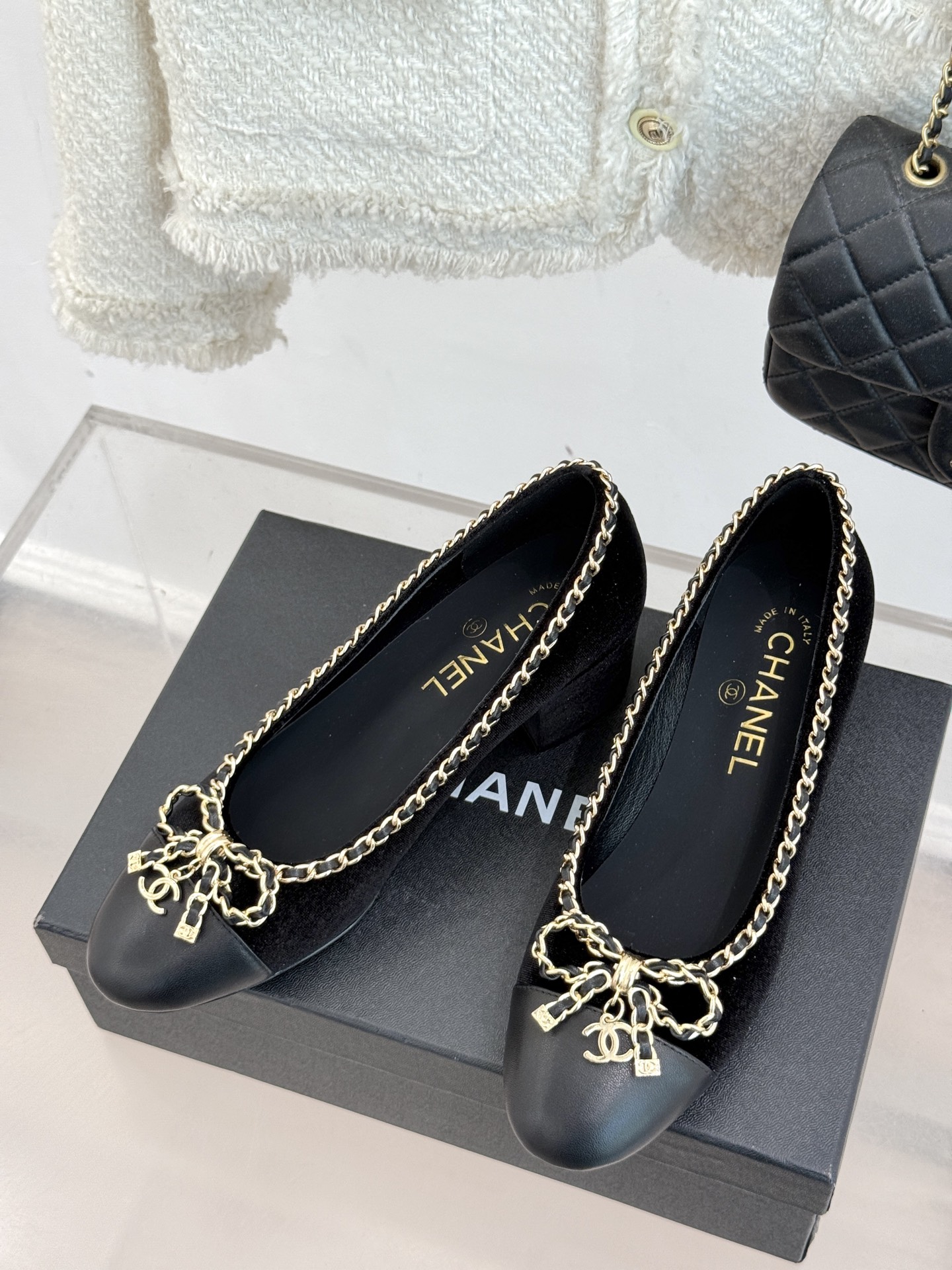 CHANE*｜小香经典早秋链条蝴蝶系列
真的强烈推荐‼️这一系列真的太美了‼️
独特链条蝴蝶结设计👡上脚