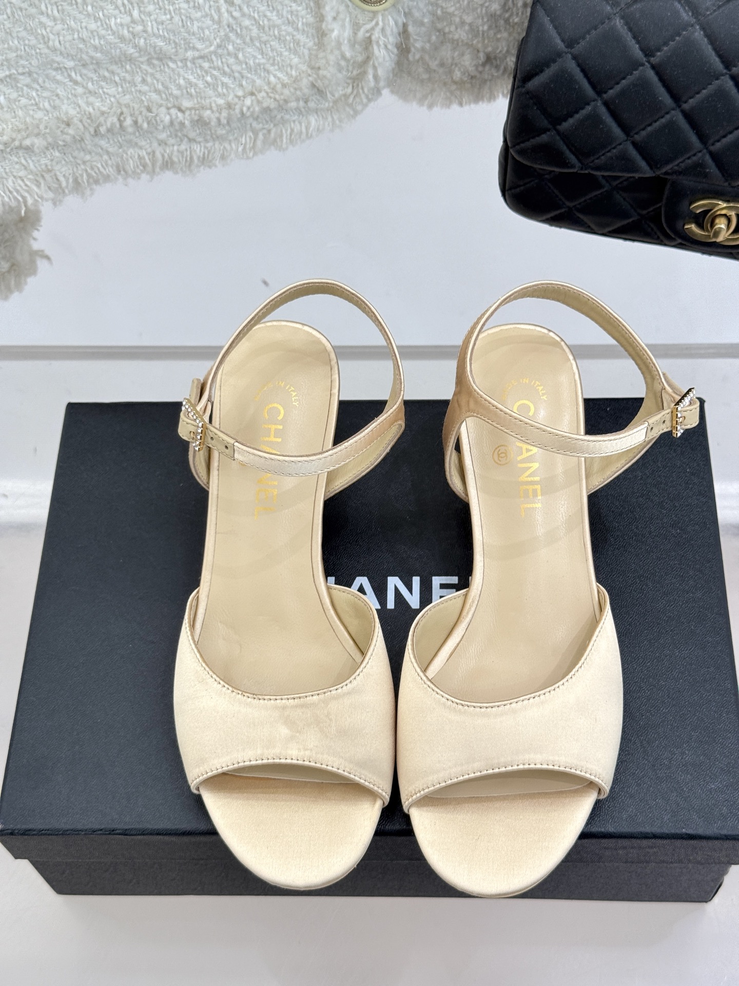 
CHANE*｜小香25。春夏新品
高跟凉鞋
夏天一定要入的凉鞋系列
鞋面采用原版定制皮料
内里垫脚是丝