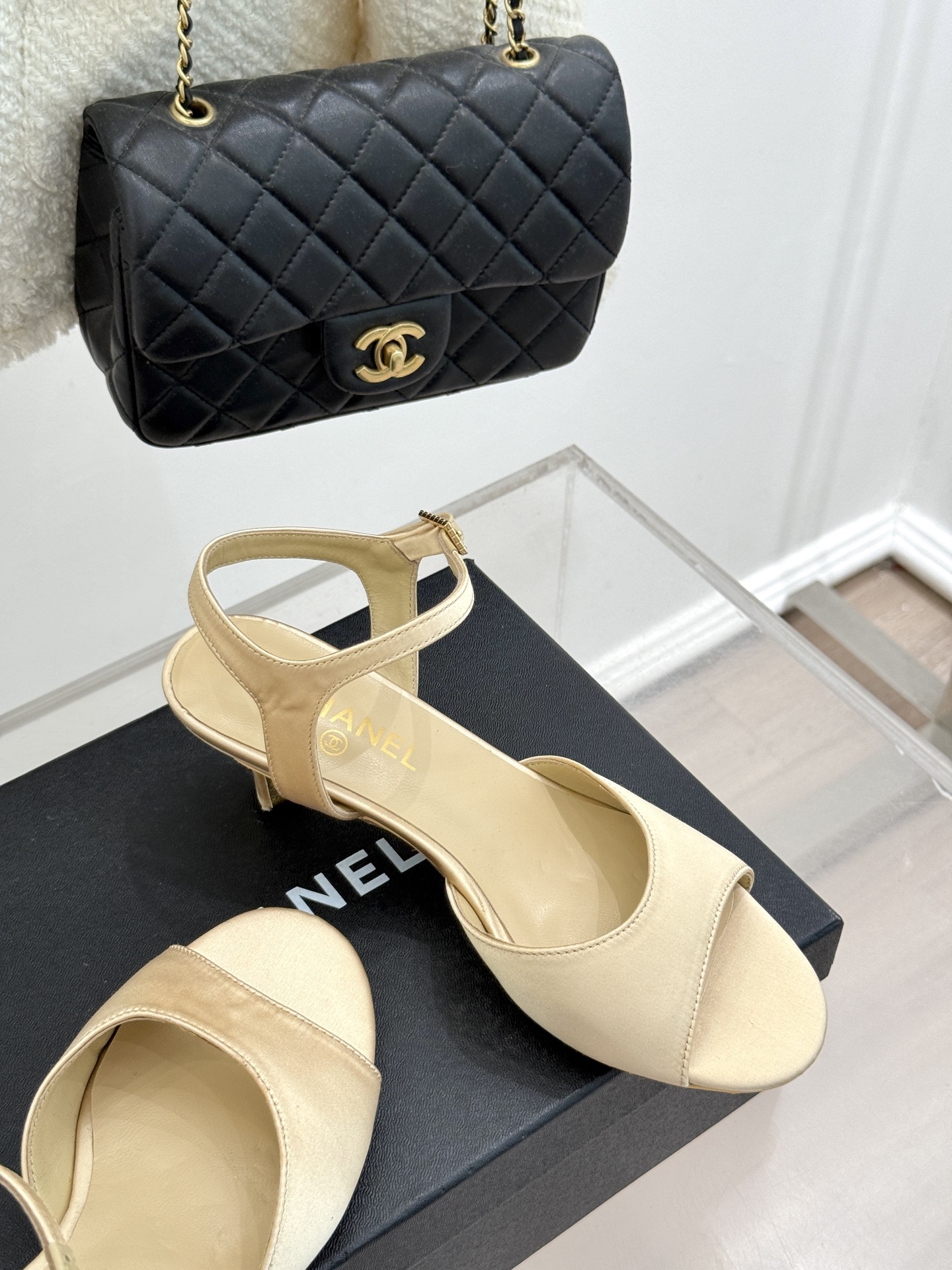 
CHANE*｜小香25。春夏新品
高跟凉鞋
夏天一定要入的凉鞋系列
鞋面采用原版定制皮料
内里垫脚是丝