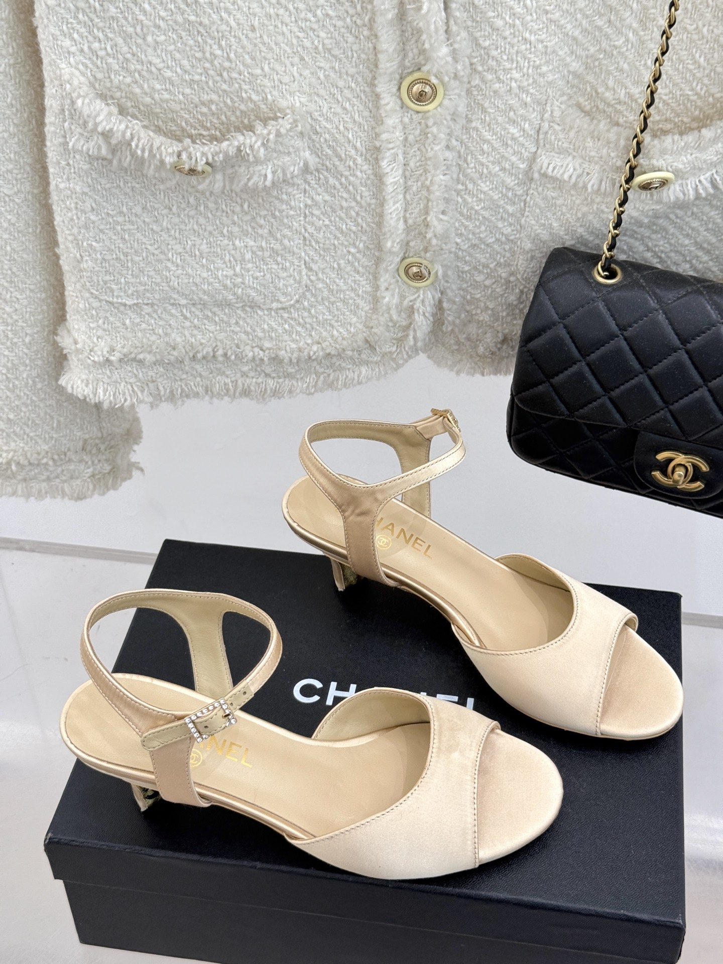 
CHANE*｜小香25。春夏新品
高跟凉鞋
夏天一定要入的凉鞋系列
鞋面采用原版定制皮料
内里垫脚是丝