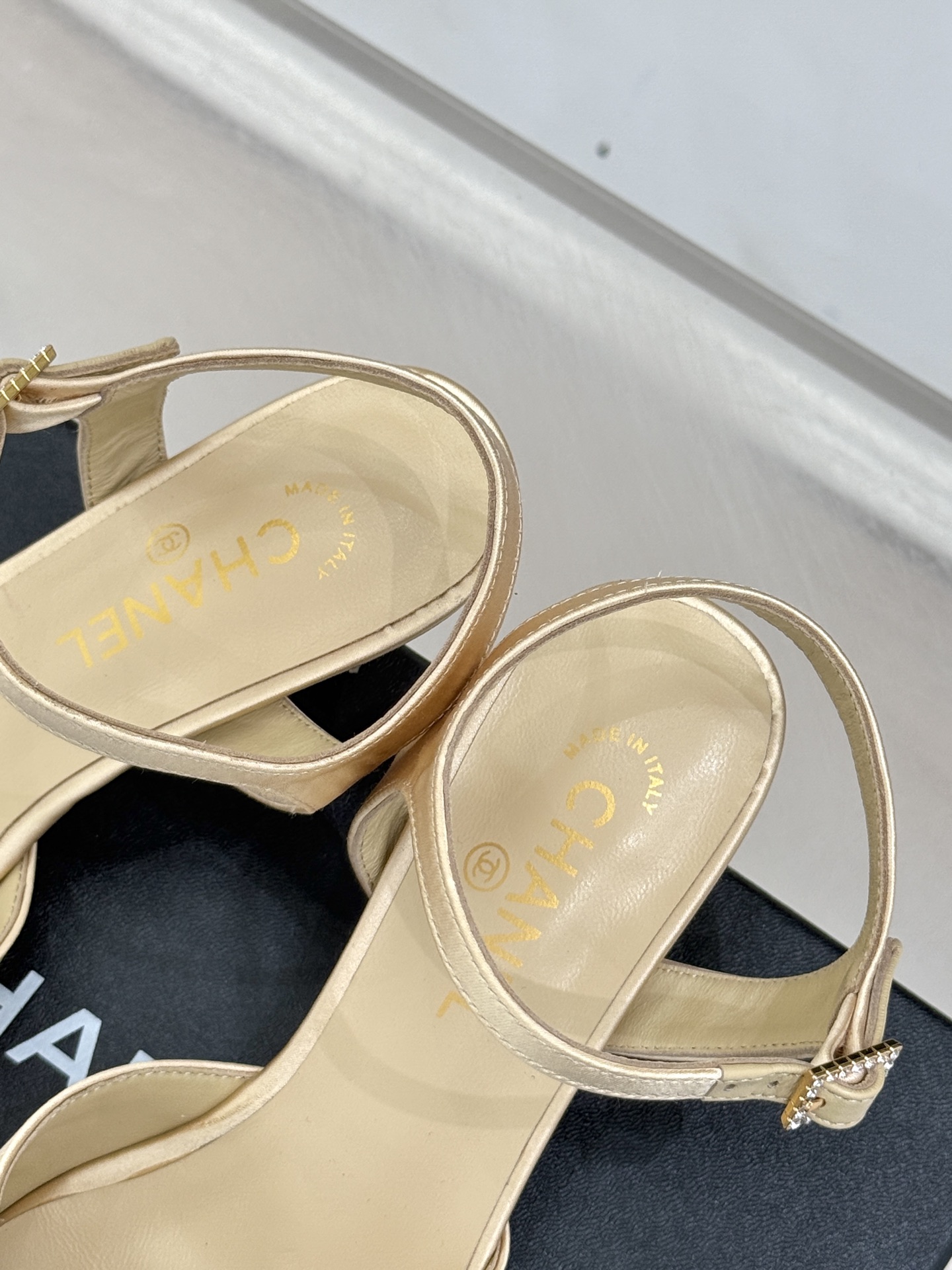
CHANE*｜小香25。春夏新品
高跟凉鞋
夏天一定要入的凉鞋系列
鞋面采用原版定制皮料
内里垫脚是丝