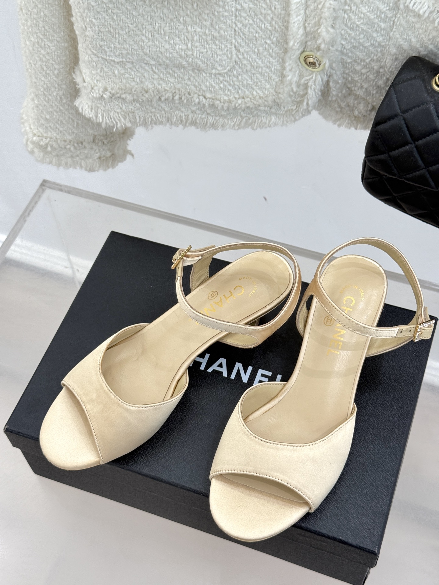 
CHANE*｜小香25。春夏新品
高跟凉鞋
夏天一定要入的凉鞋系列
鞋面采用原版定制皮料
内里垫脚是丝