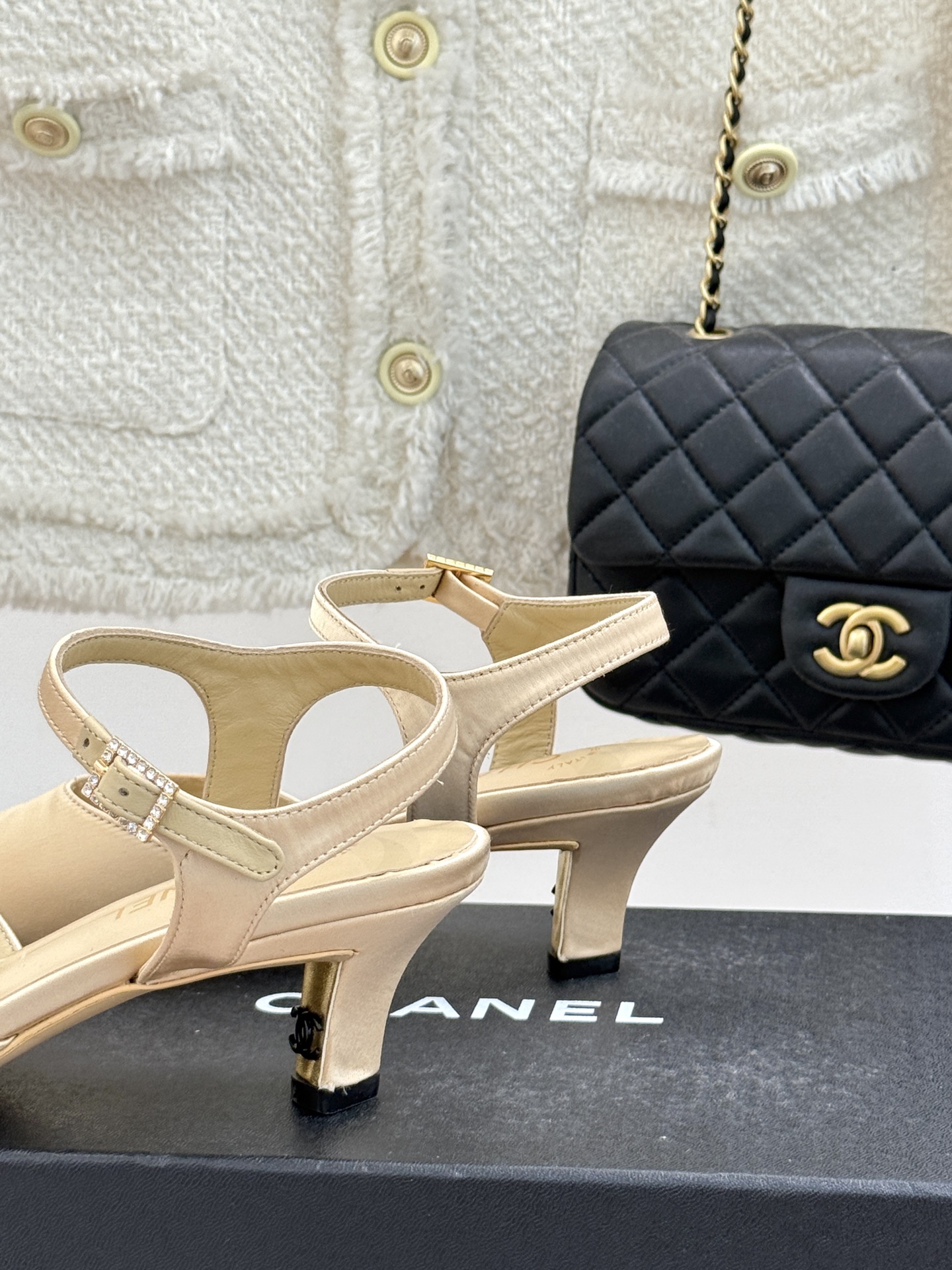 
CHANE*｜小香25。春夏新品
高跟凉鞋
夏天一定要入的凉鞋系列
鞋面采用原版定制皮料
内里垫脚是丝